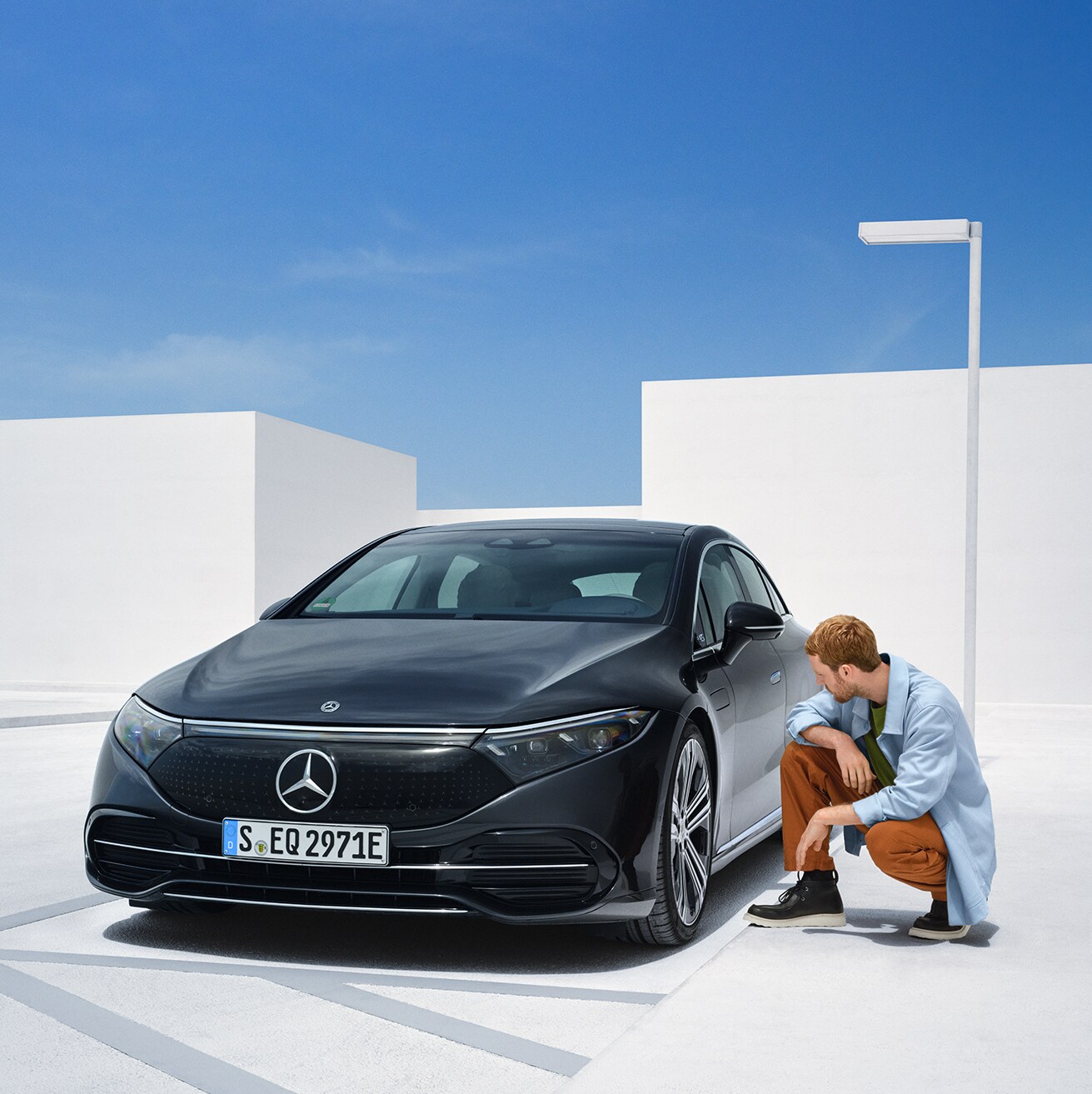 Um homem inspeciona o seu Mercedes-Benz.