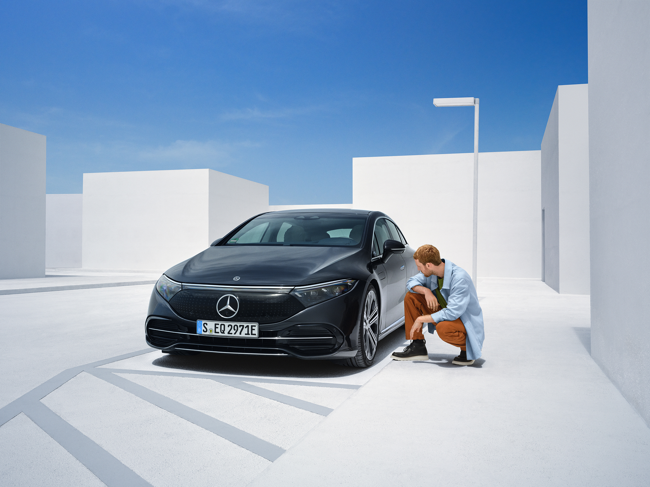 Participação de danos online | Mercedes-Benz Um homem inspeciona o seu Mercedes-Benz.