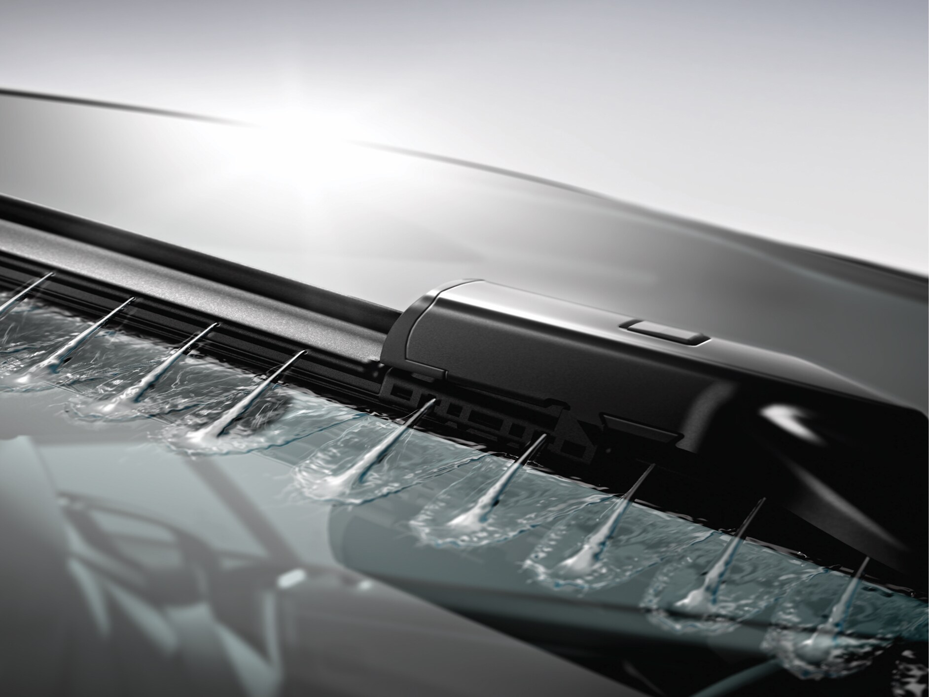 O líquido de limpeza é pulverizado no vidro