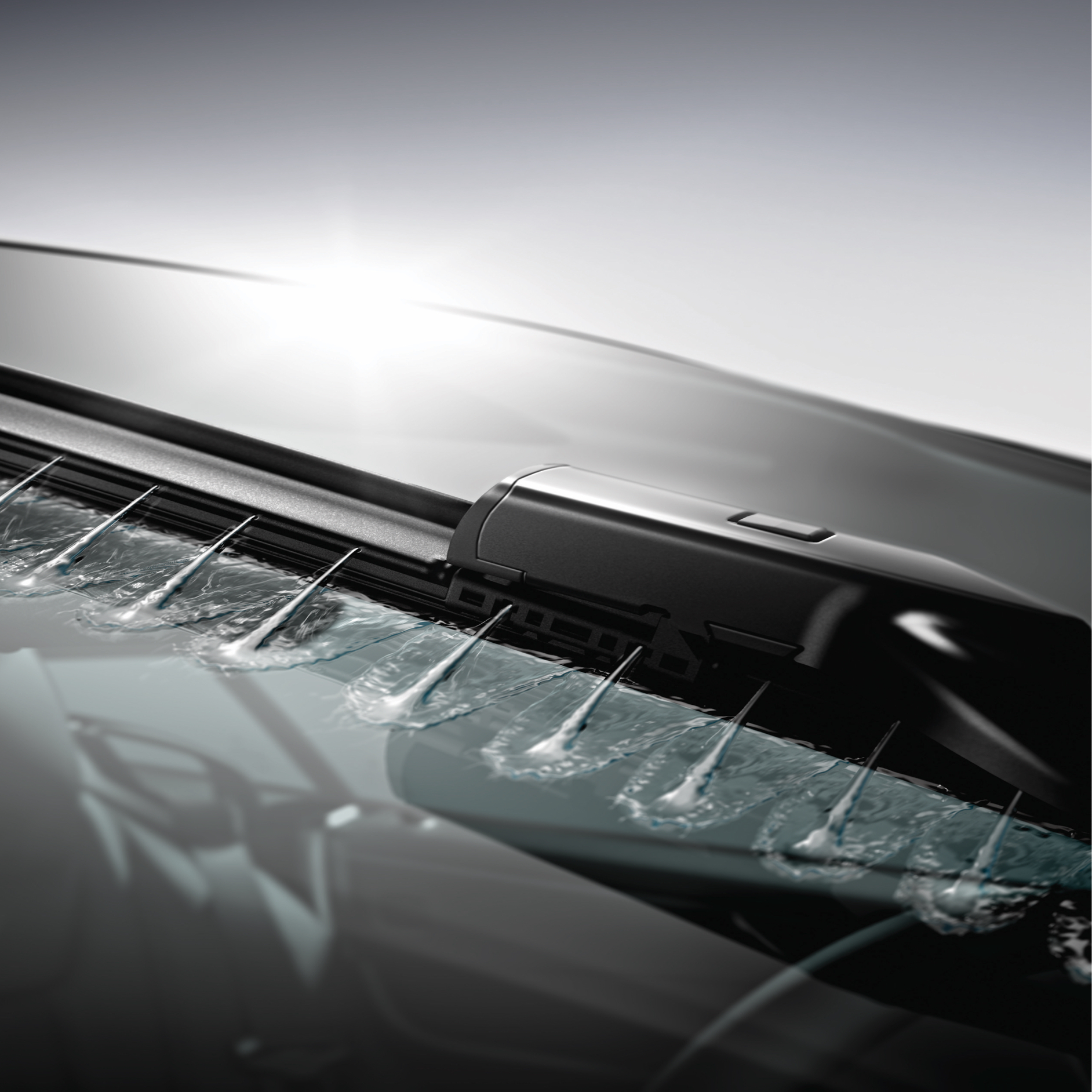 O líquido de limpeza é pulverizado no vidro O líquido de limpeza é pulverizado no vidro