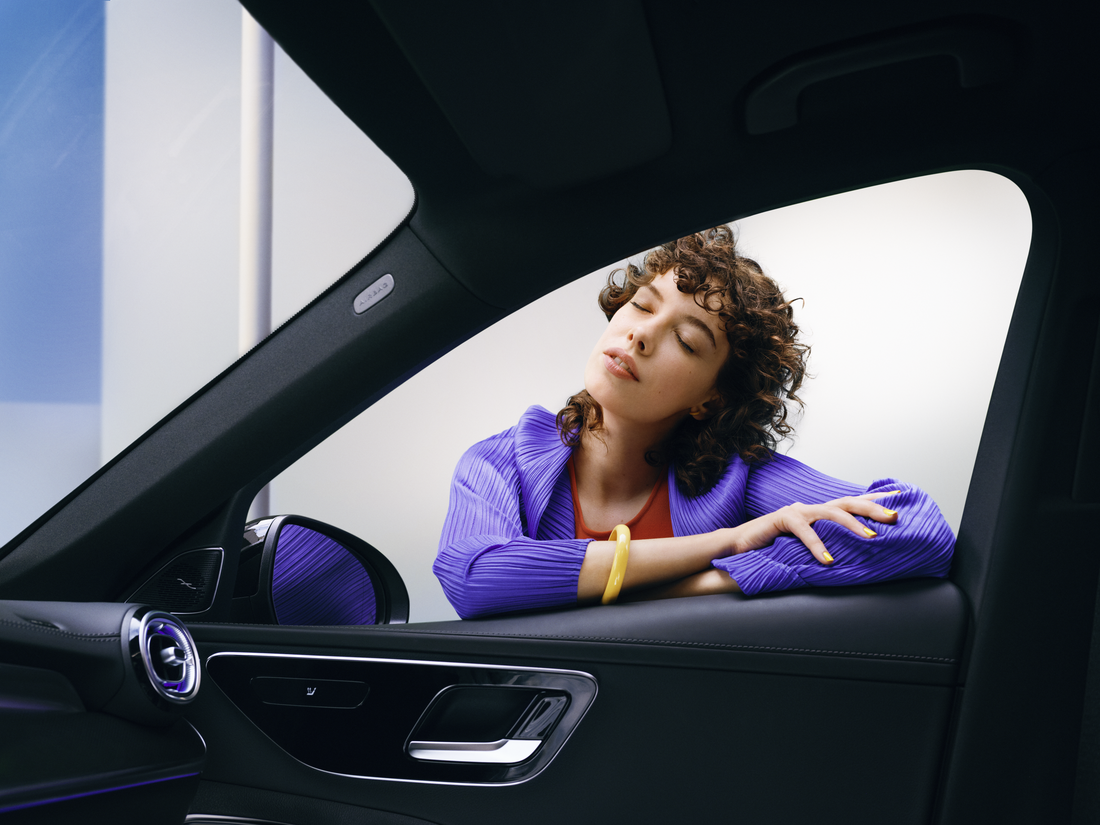 Mercedes-Benz | Produtos de conservação originais Uma mulher aprecia o seu Mercedes-Benz limpo.