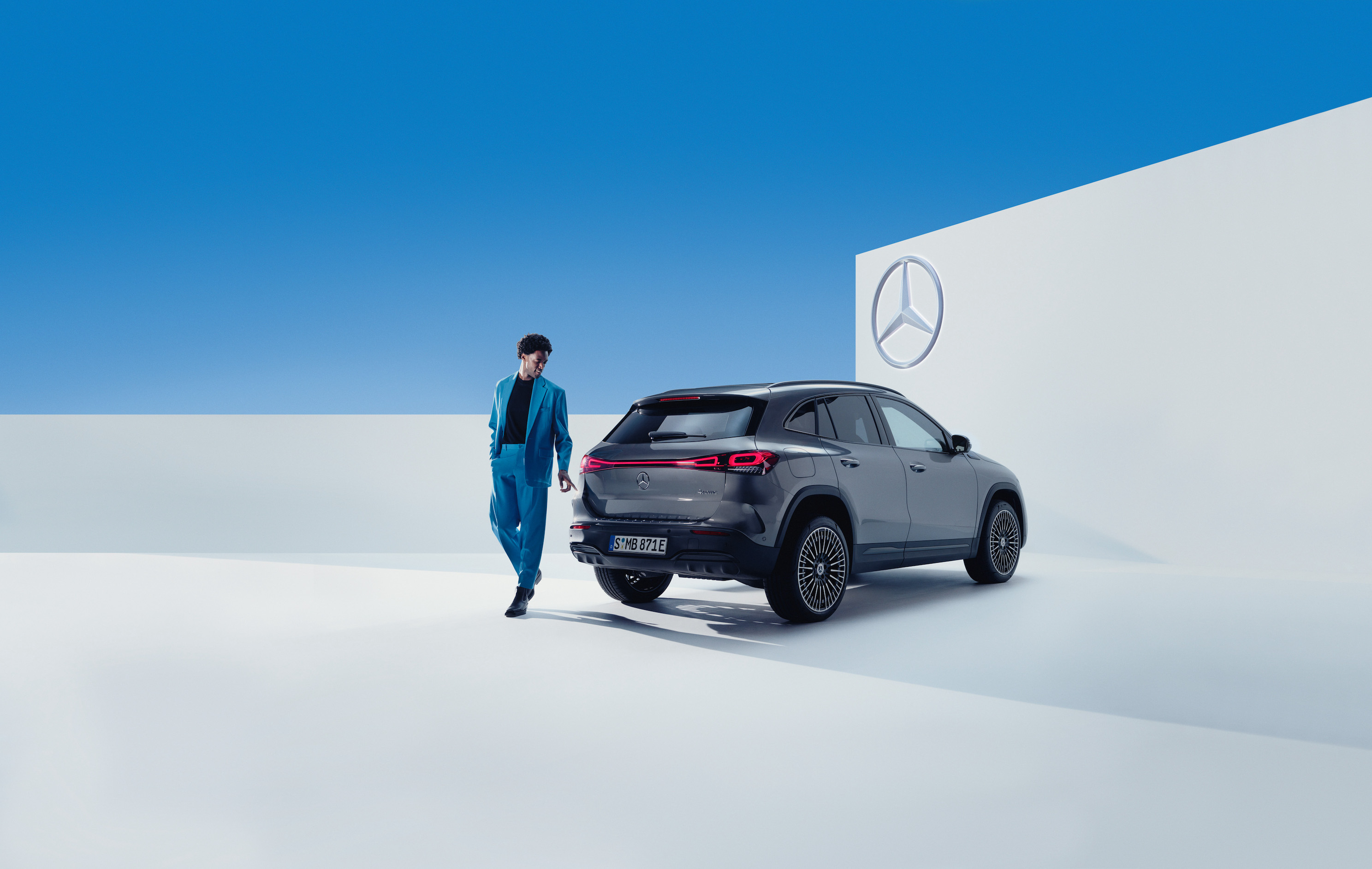 Mercedes-Benz | Produtos de conservação originais Um homem caminha junto do seu Mercedes-Benz.