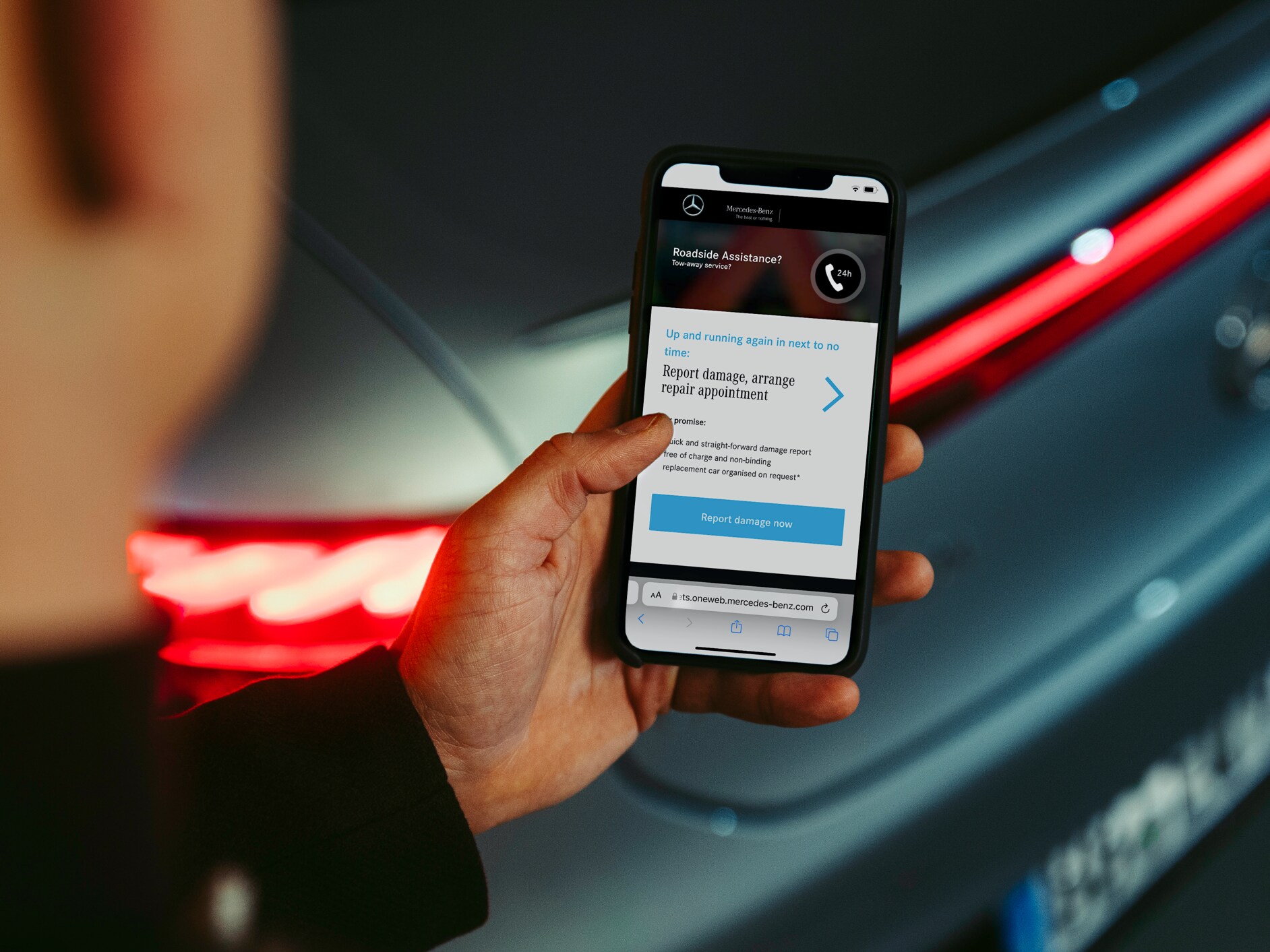 Um homem utiliza a deteção de acidentes da aplicação Mercedes me Adapter.