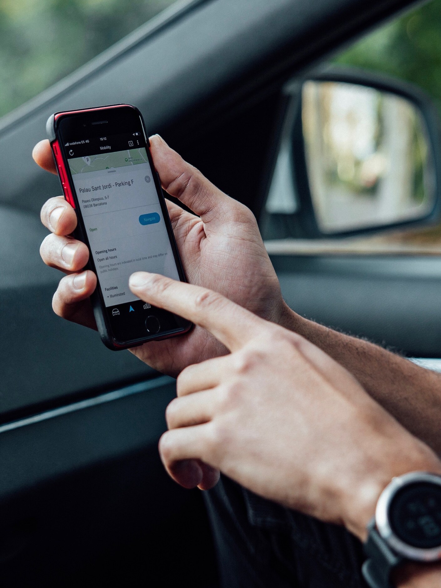 Uma pessoa utiliza a aplicação do Mercedes me Adapter para procurar um lugar de estacionamento.