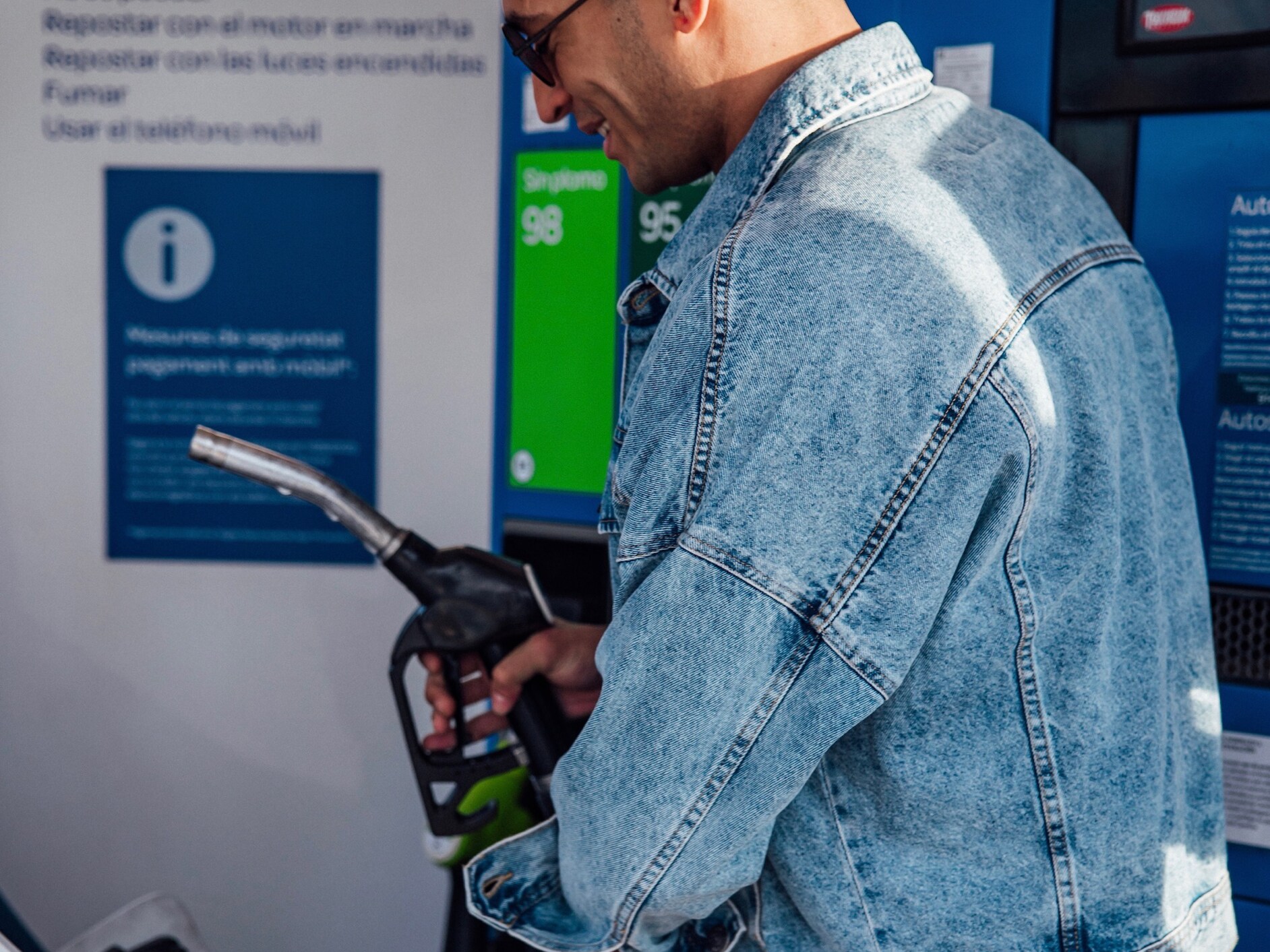 Um homem abastece o seu Mercedes-Benz.