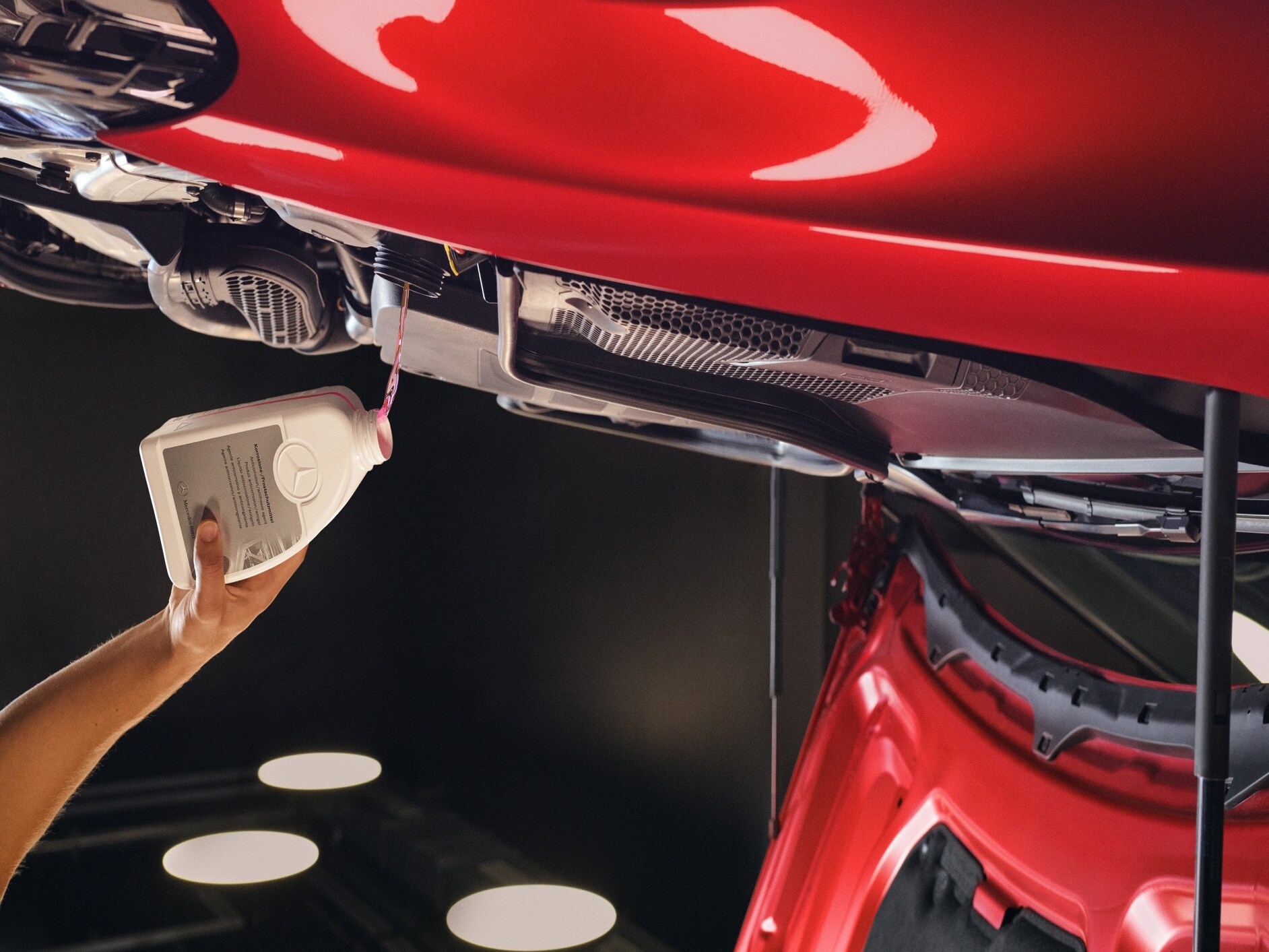 Um técnico da Mercedes-Benz realiza a manutenção num veículo.