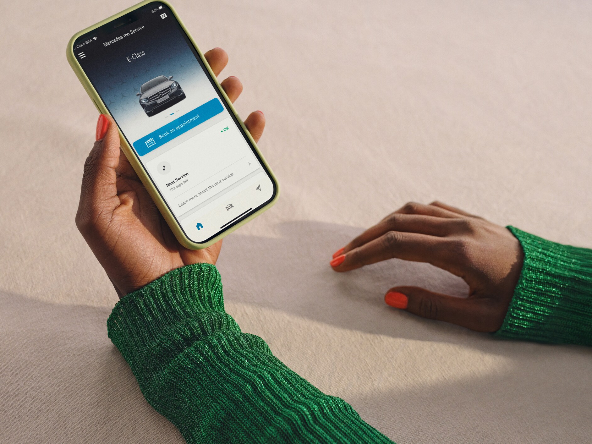 No smartphone, é visível uma notificação sobre uma manutenção pendente.