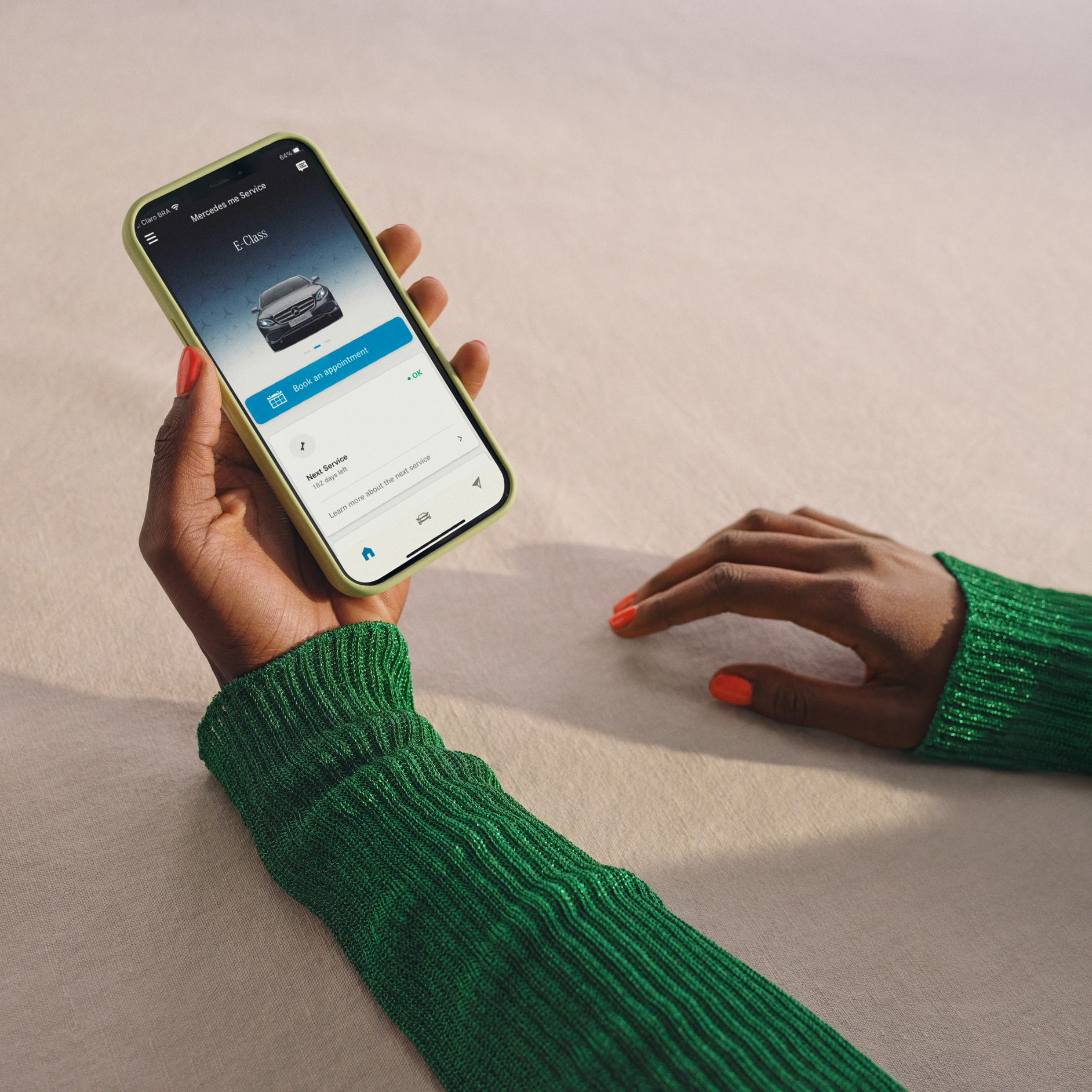 Gestão da manutenção| Serviços básicos | Mercedes me No smartphone, é visível uma notificação sobre uma manutenção pendente.