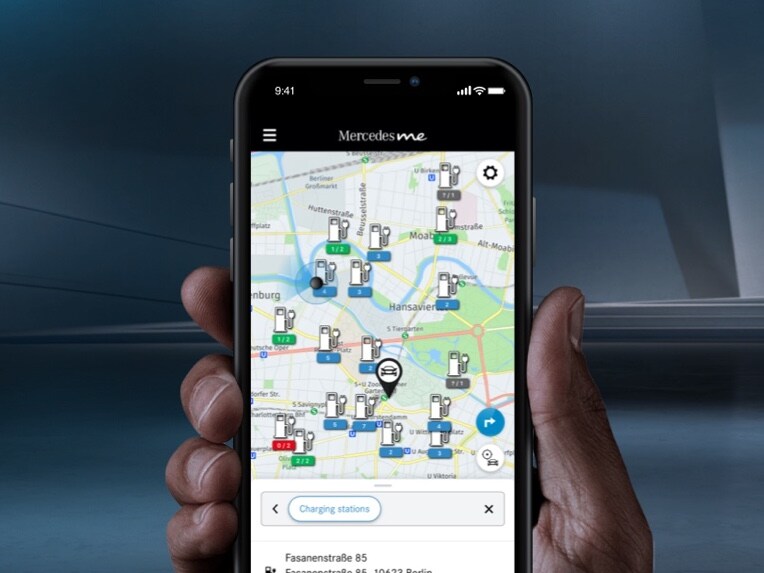 Num smartphone é apresentada a indicação de colunas de carregamento nas proximidades através do Mercedes me Charge.