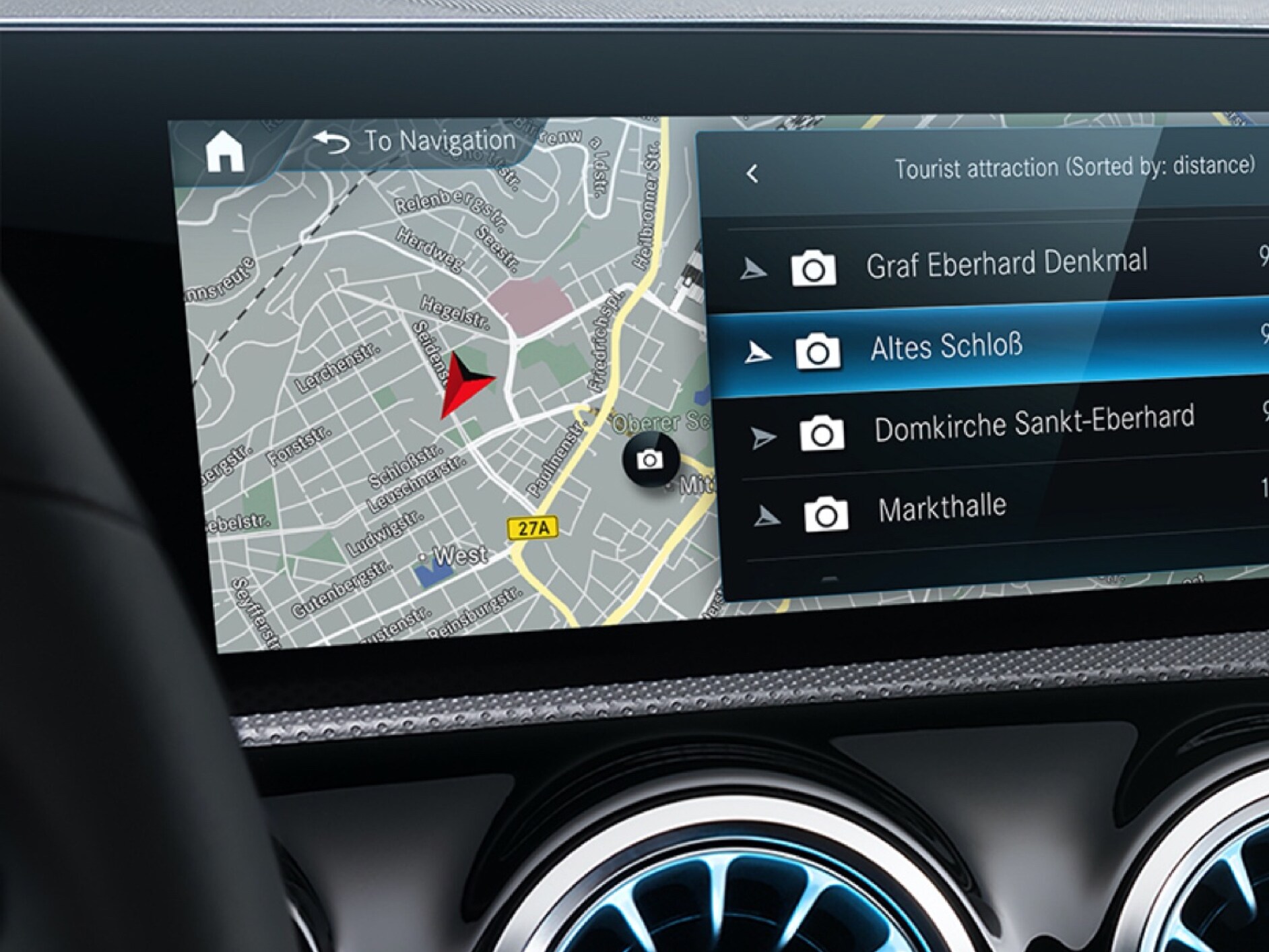 No sistema multimédia MBUX, graças aos Extras Digitais de Navegação, é apresentada a melhor rota para o/a condutor(a).