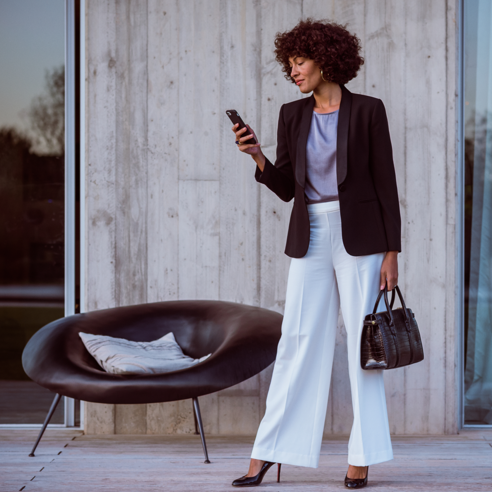 Aplicação Mercedes-Benz | Mercedes me ID | Mercedes-Benz Uma mulher liga-se ao seu Mercedes-Benz através do smartphone, da aplicação Mercedes e da sua Mercedes me ID.