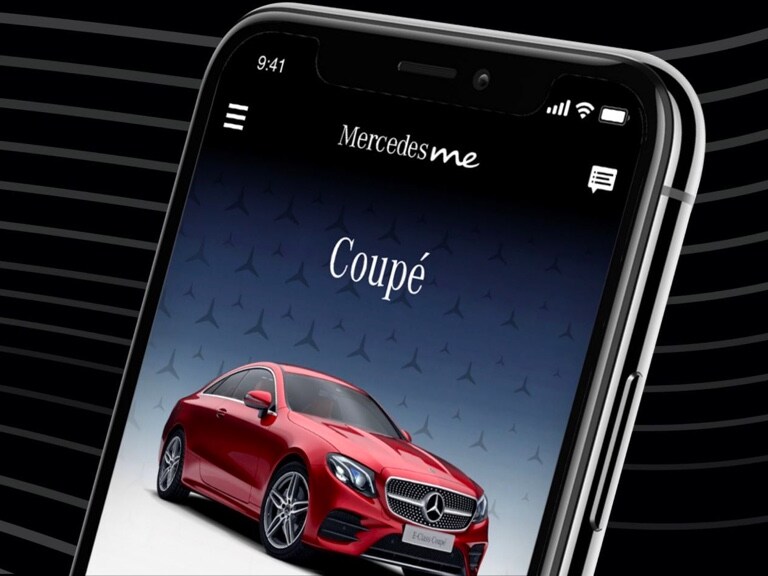Num smartphone são apresentados os veículos de sonho futuros da Mercedes-Benz na aplicação Mercedes me.