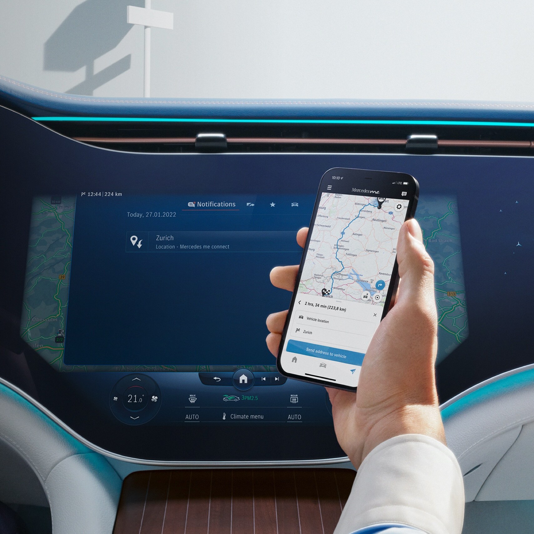 Um homem abre a aplicação Mercedes me no seu smartphone.