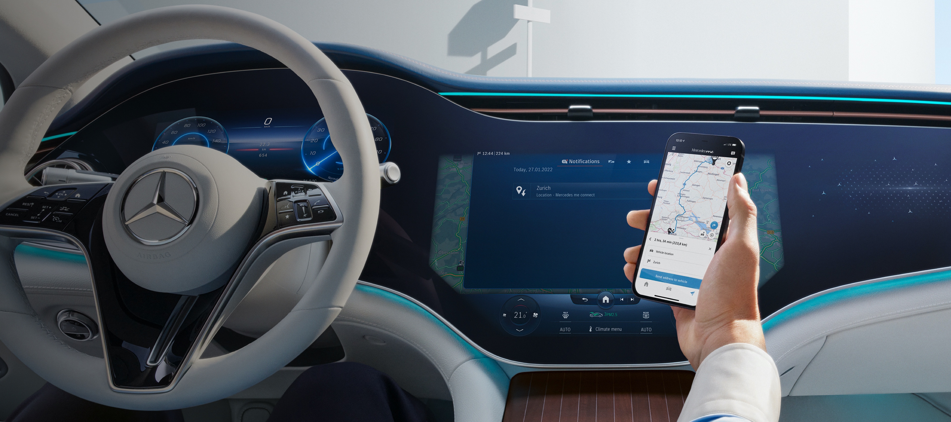 Aplicações | Mercedes me Um homem abre a aplicação Mercedes me no seu smartphone.