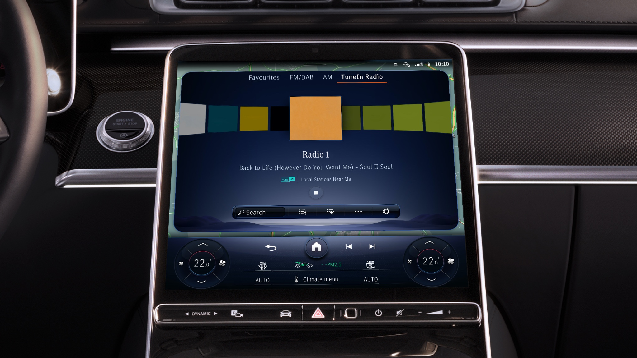 Rádio Internet | Entretenimento | Mercedes-Benz No sistema multimédia MBUX de um Mercedes-Benz são apresentadas informações adicionais como o intérprete, o título e capa do álbum, graças ao Pack Entretenimento.