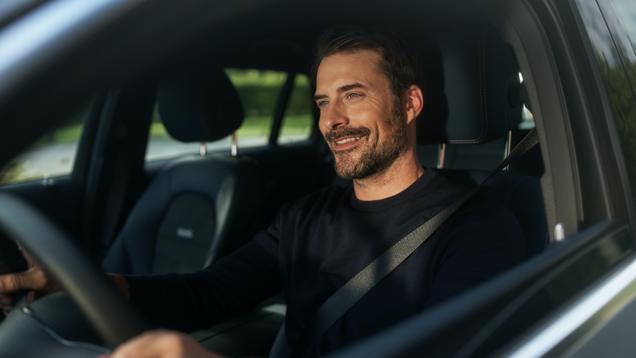 Radio Service Following | Entretenimento | Mercedes-Benz Um homem desfruta de Rádio Internet sem interrupções no seu Mercedes-Benz graças ao Pack Entretenimento.