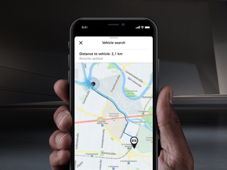 A localização do veículo é apresentada através da funcionalidade digital extra do tema Remoto, num smartphone