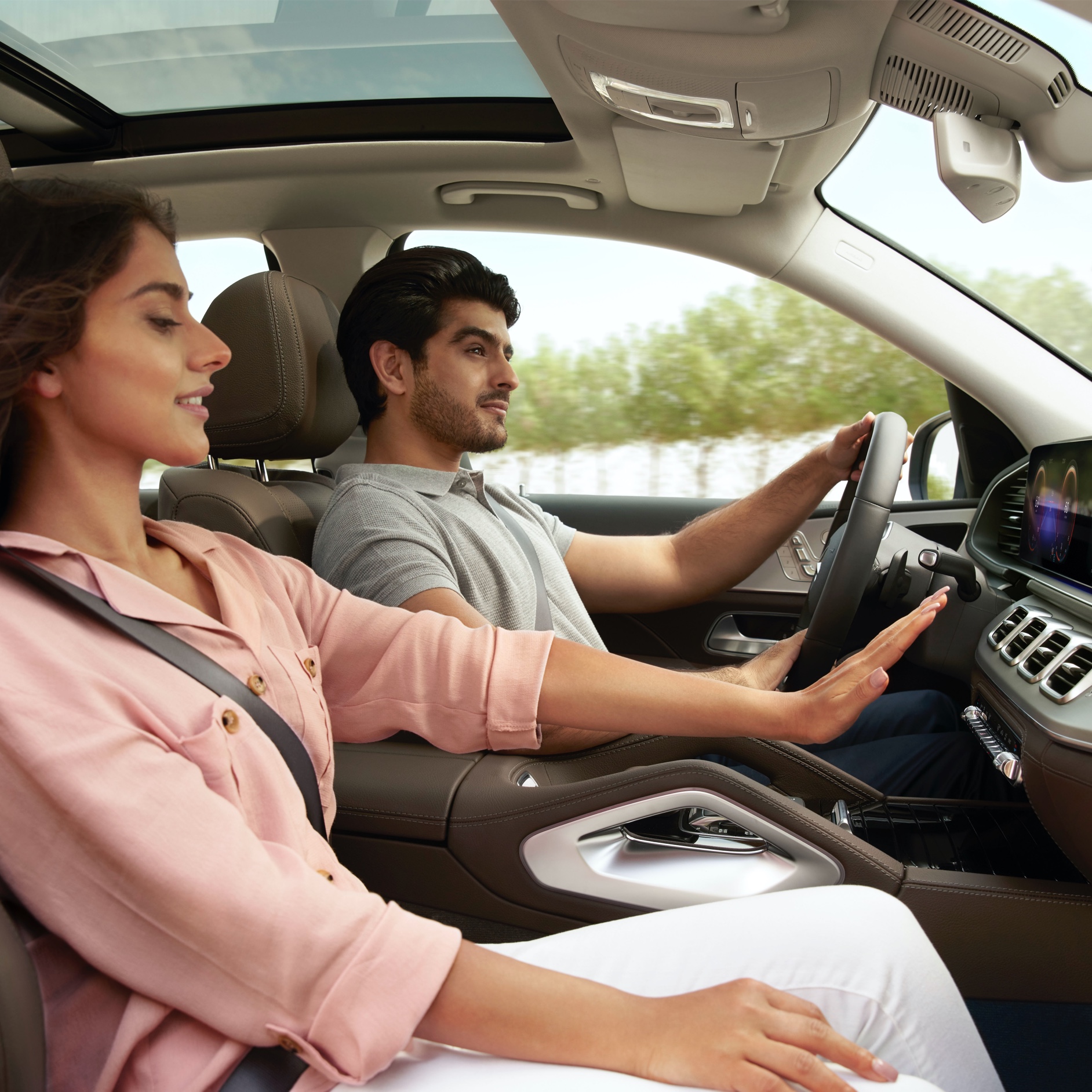 Filtro de ar original Mercedes-Benz Uma mulher aproxima a sua mão das fendas de ventilação do ar condicionado no seu Mercedes-Benz.