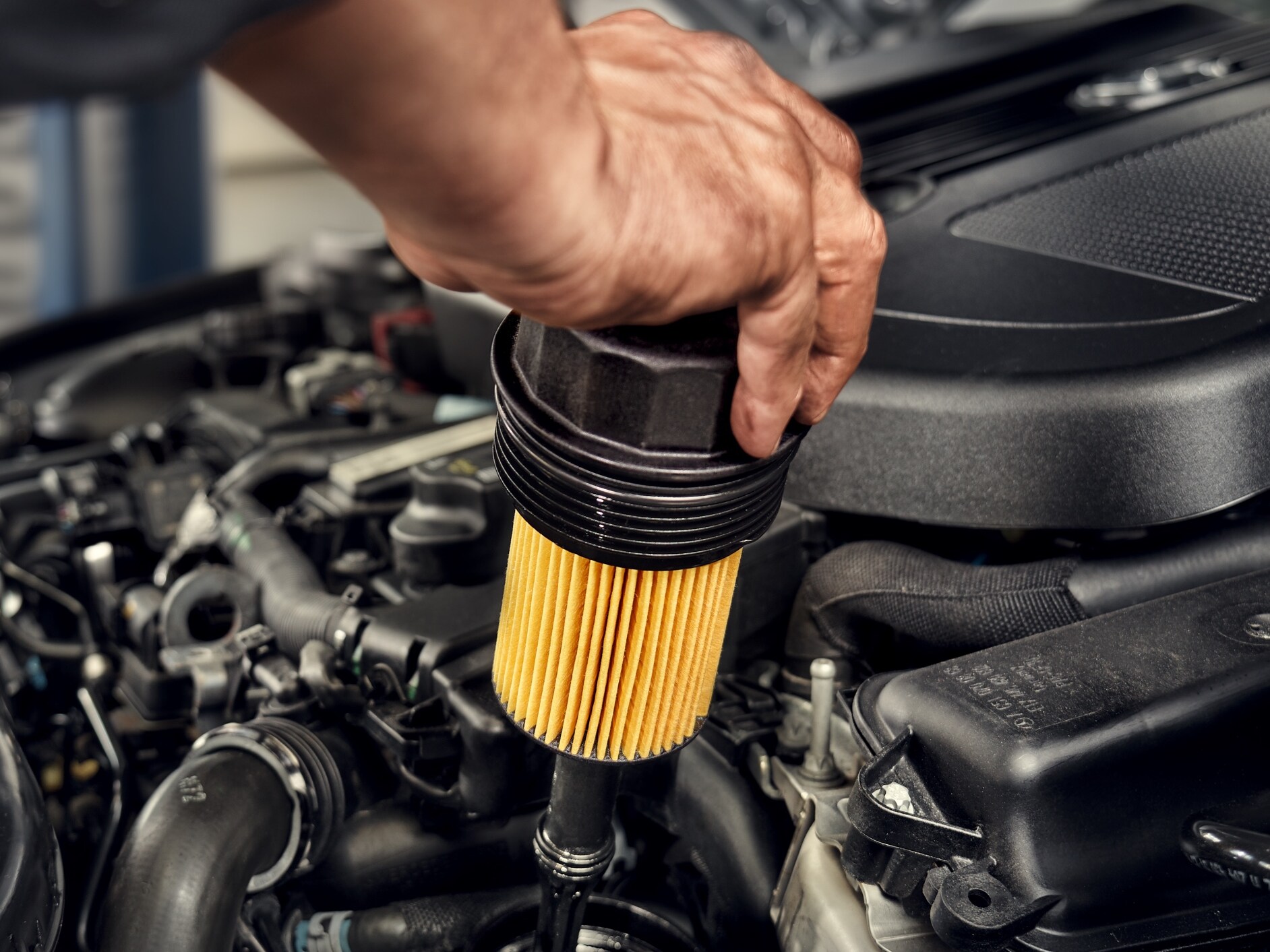 Um técnico instala o filtro de óleo no veículo Mercedes-Benz.