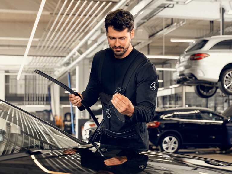 Um técnico da Mercedes-Benz procede à substituição do limpa-para-brisas.