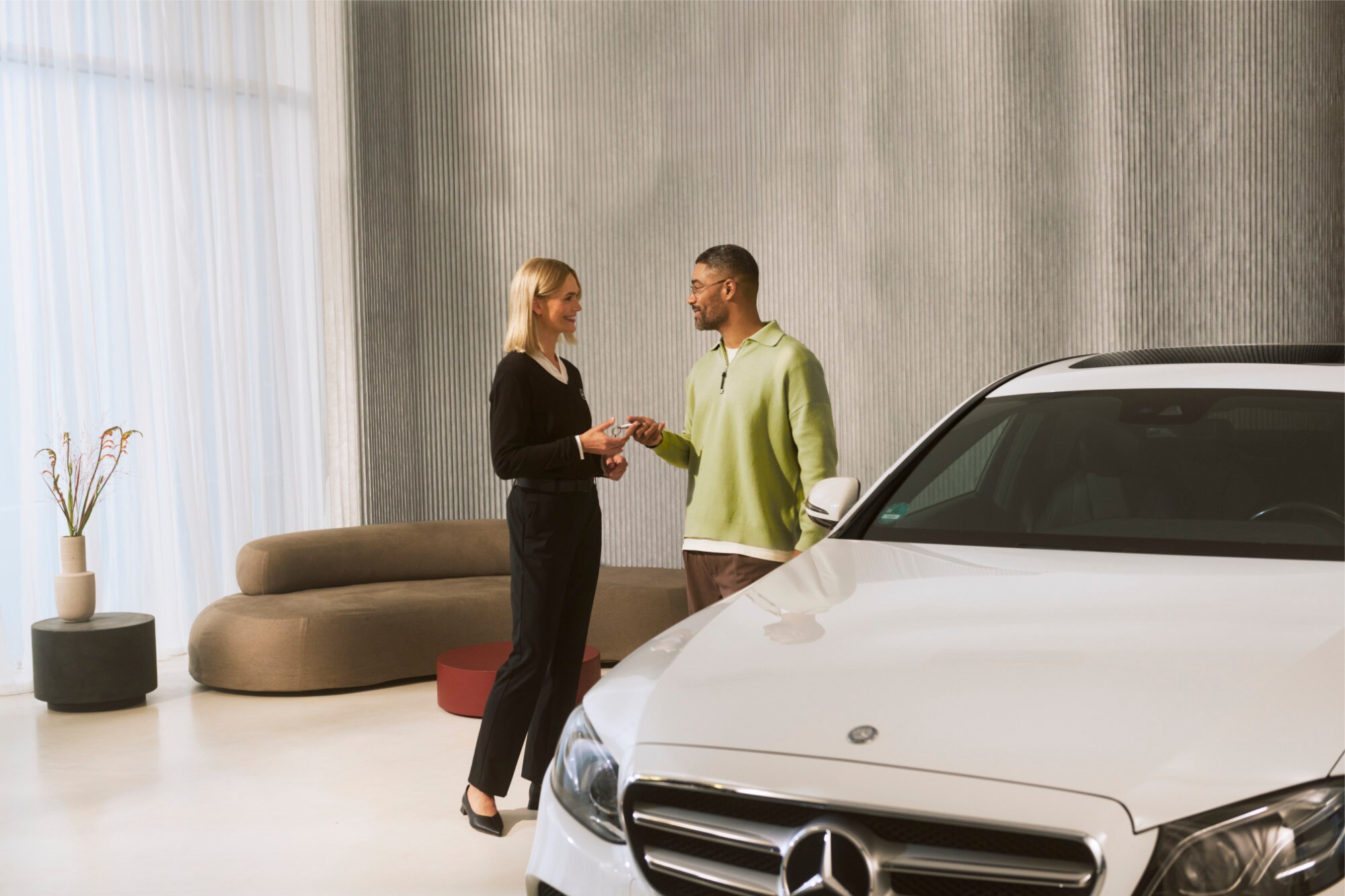 Um consultor Mercedes-Benz a entregar as chaves do veículo a um cliente.