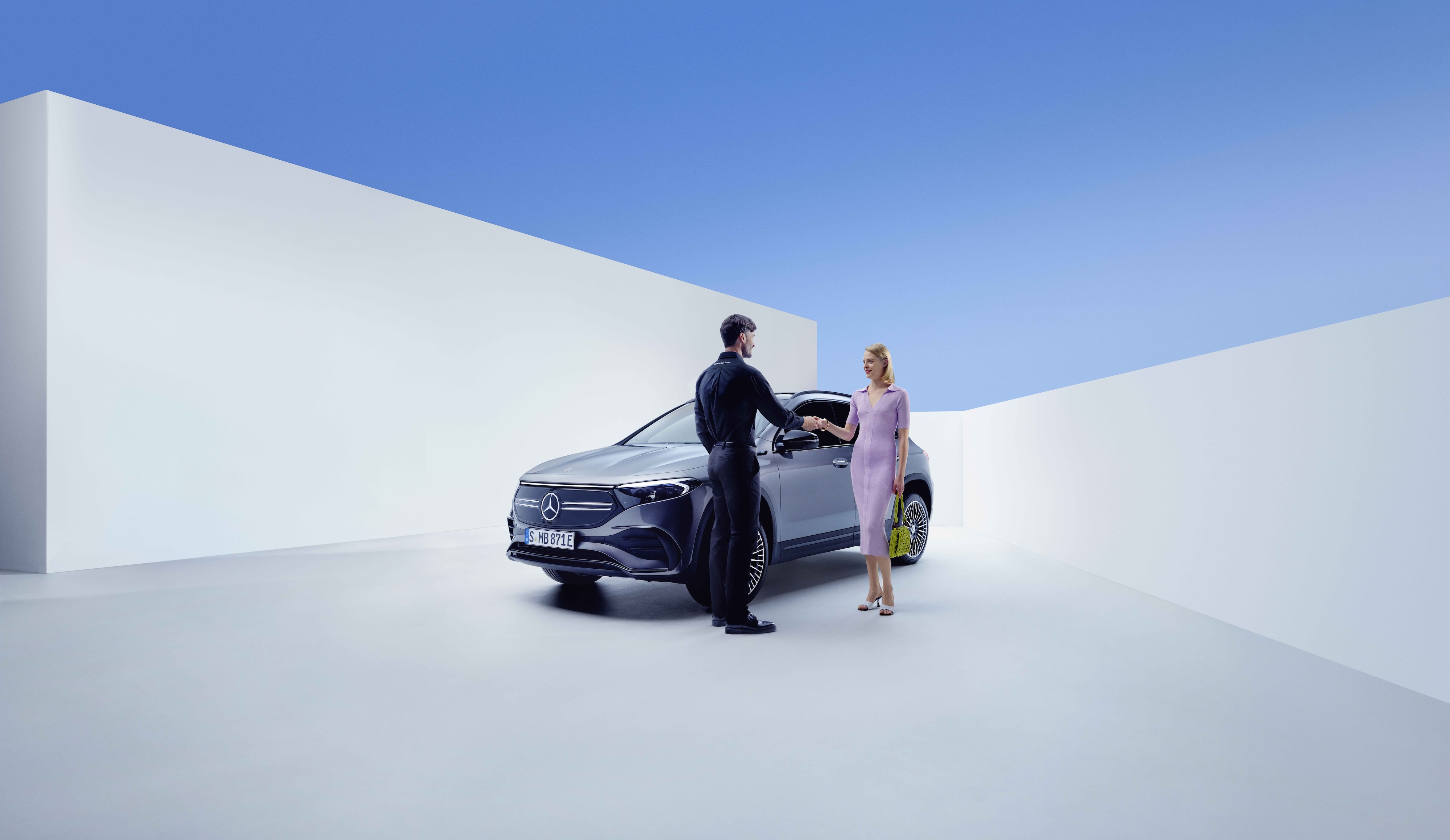 Serviço e reparação | Mercedes-Benz Um colaborador da Mercedes-Benz e uma mulher de mãos dadas em frente a um Mercedes-Benz
