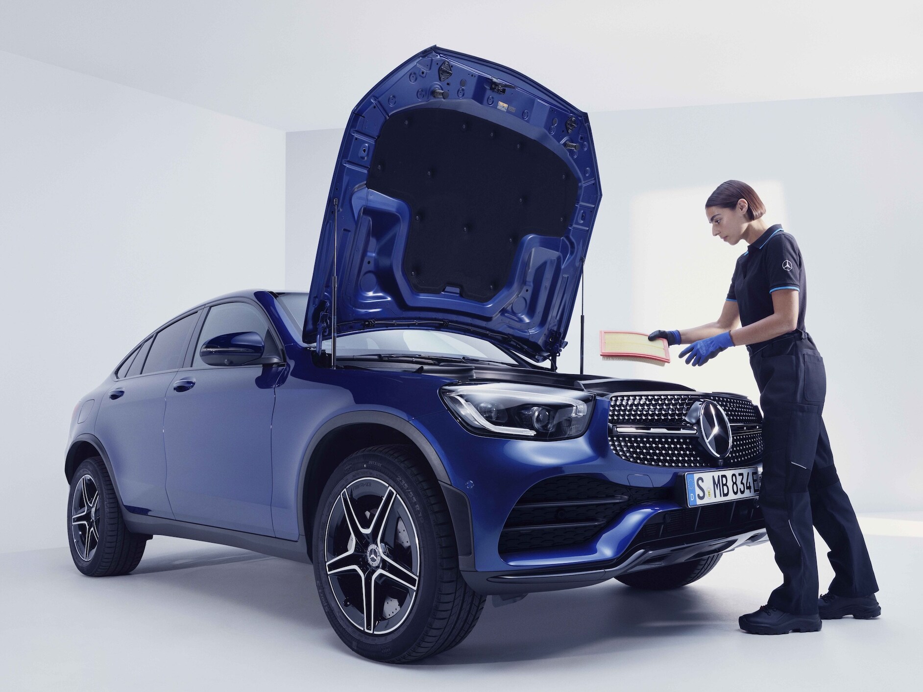 Um técnico da Mercedes-Benz verifica um veículo na bancada de teste.