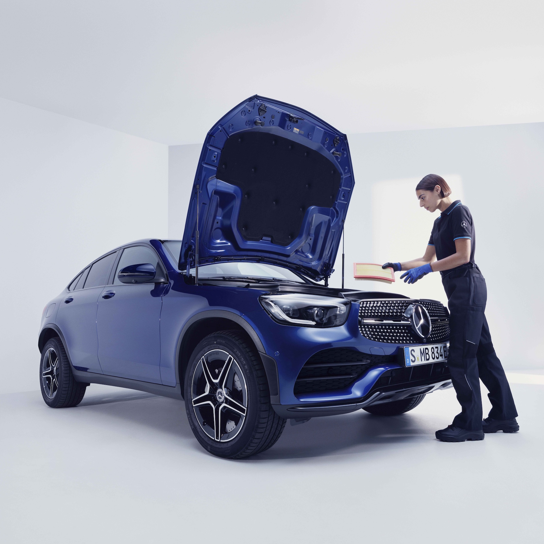 Periodicamente na bancada de teste | Mercedes-Benz Um técnico da Mercedes-Benz verifica um veículo na bancada de teste.