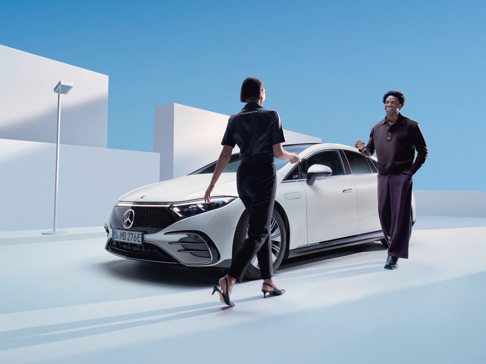 Uma mulher usa o serviço de busca e entrega da Mercedes-Benz.