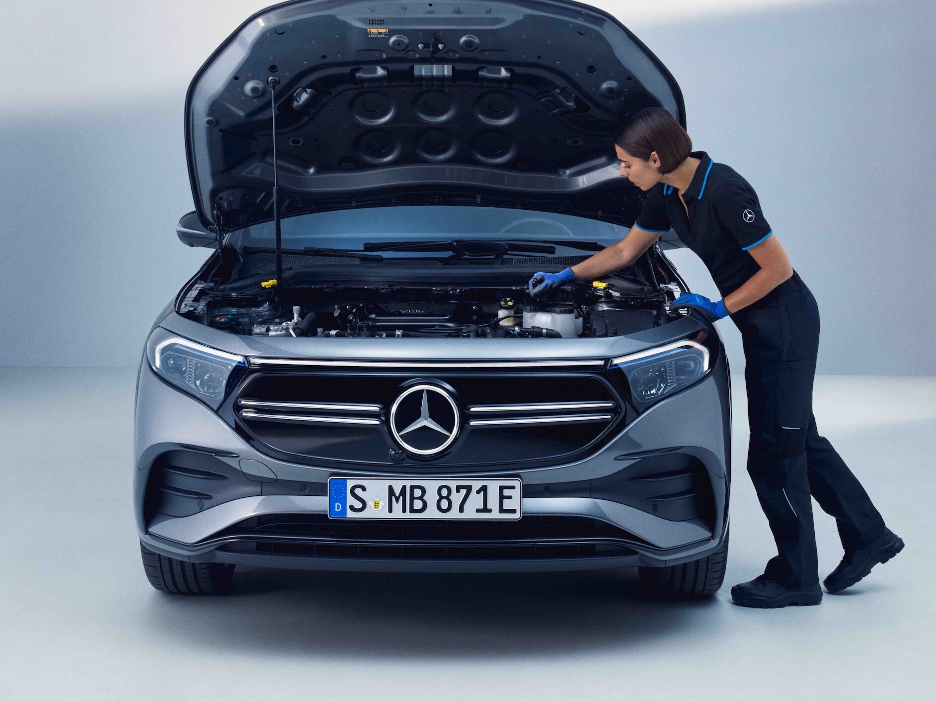 Uma técnica da Mercedes-Benz verifica um Mercedes-EQ.