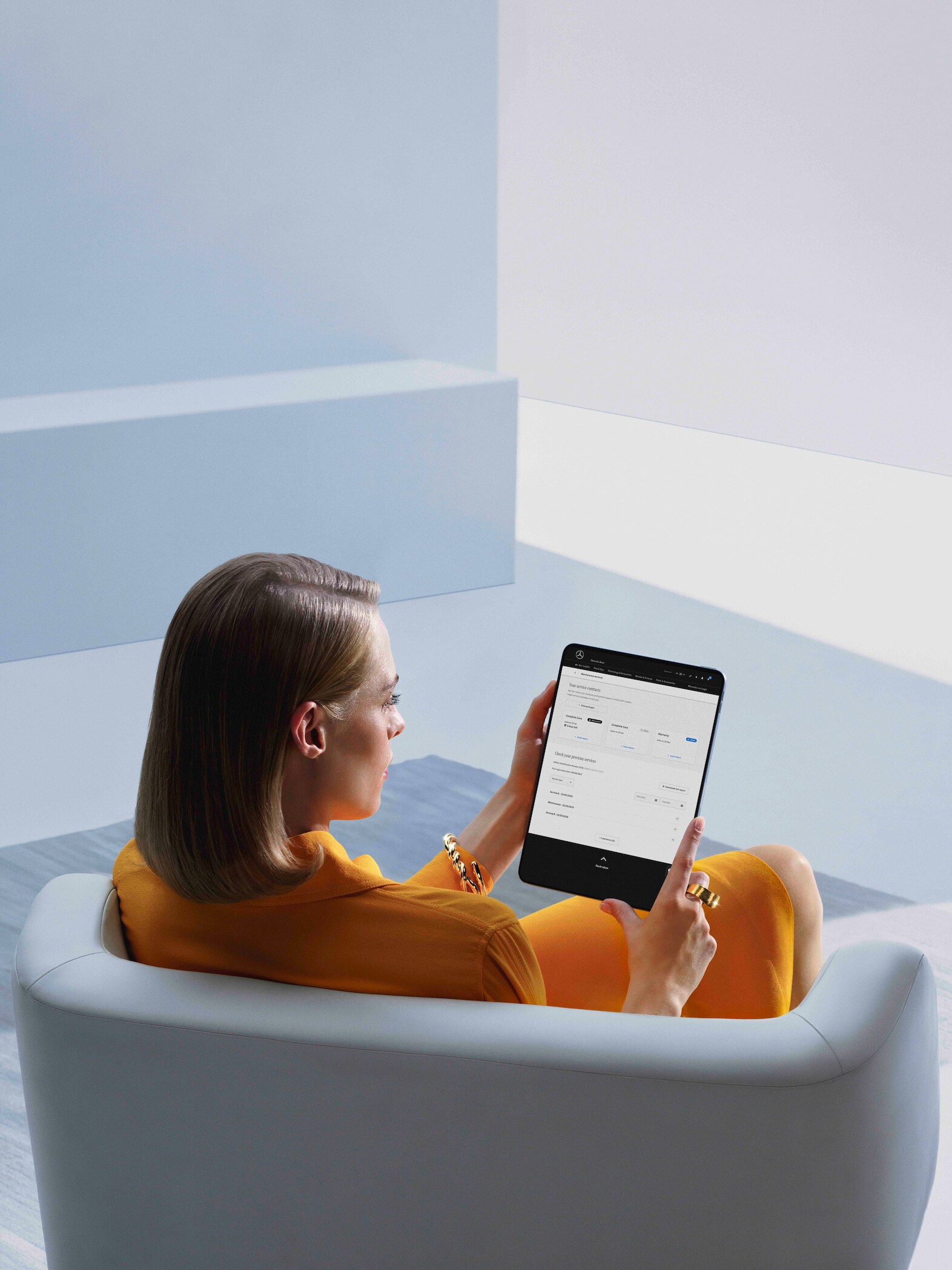 Uma mulher consulta seu relatório de serviço digital no tablet.