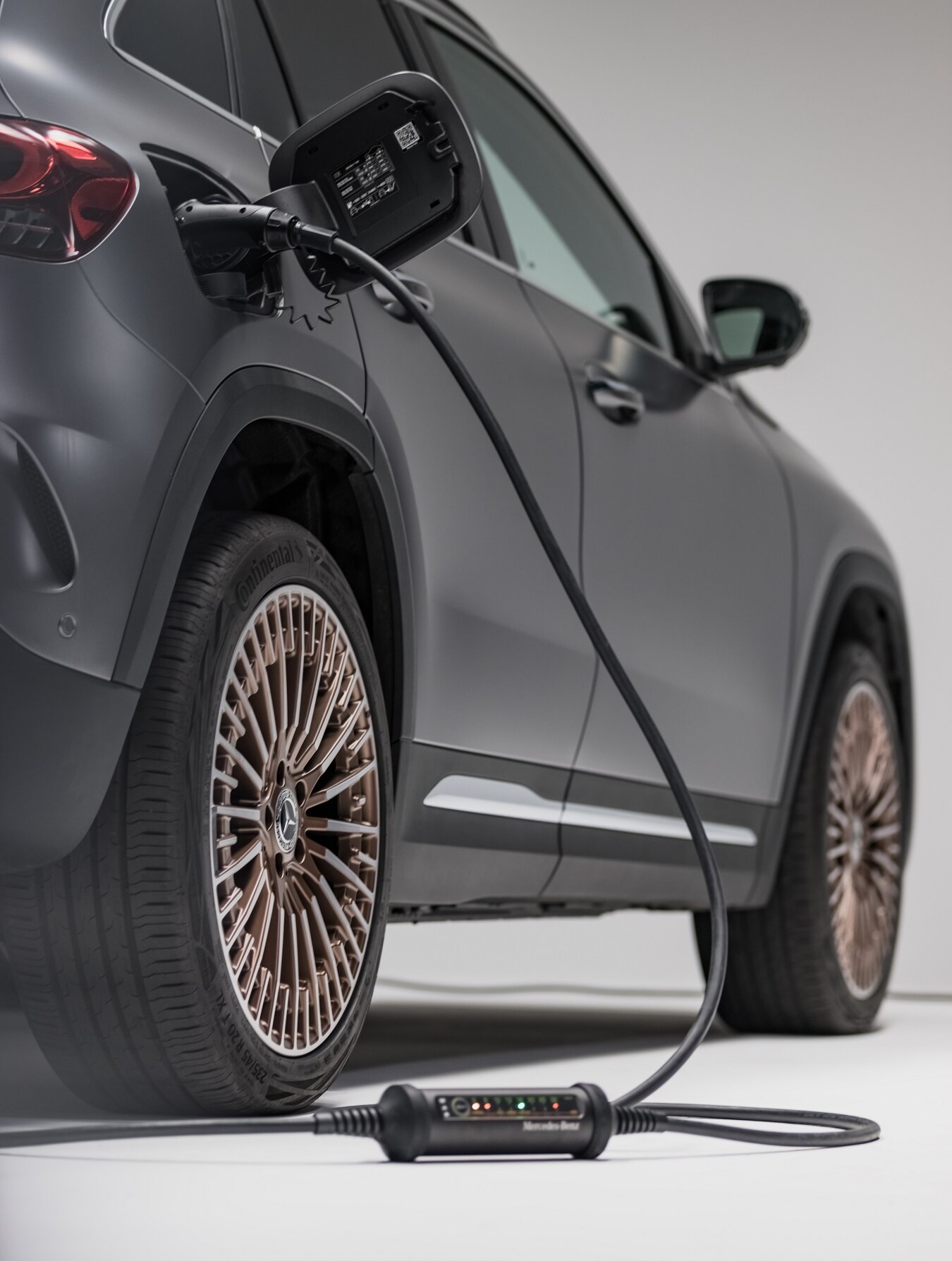 Um Mercedes-Benz EQA é carregado através do cabo do Carregamento flexível.