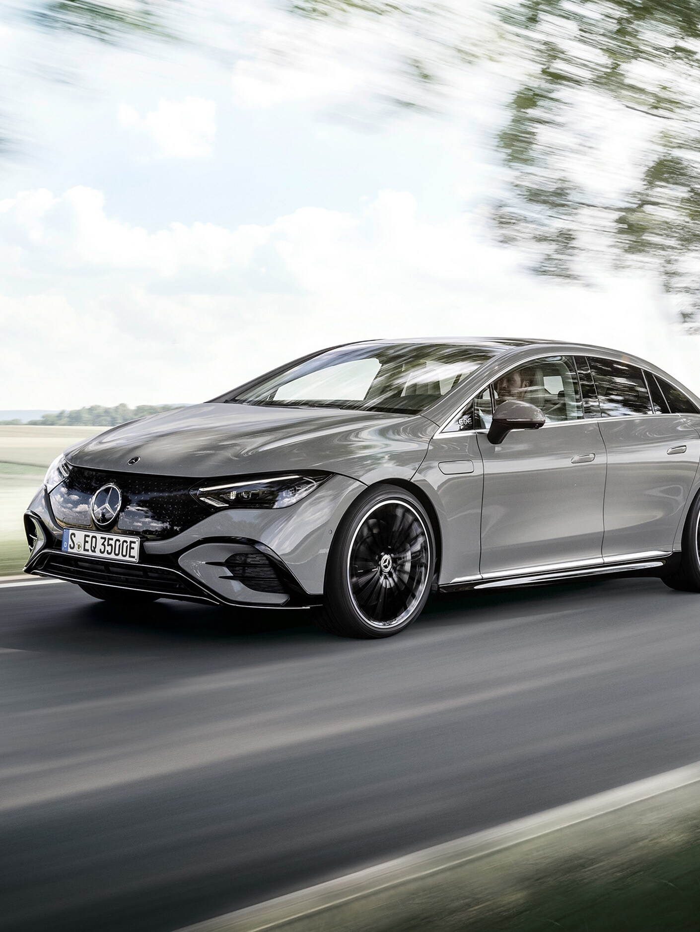 Vista frontal lateral de um EQS numa estrada rural