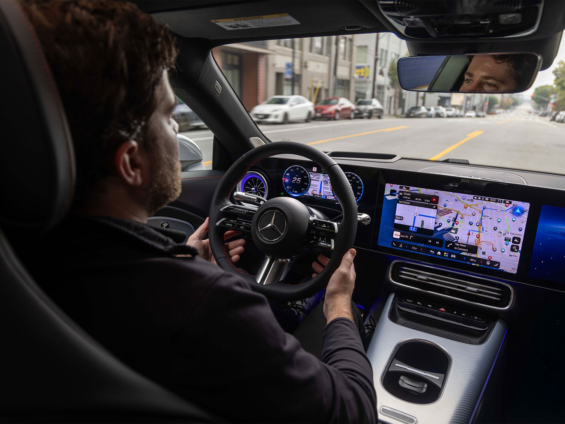 O cockpit de um veículo Mercedes-Benz.