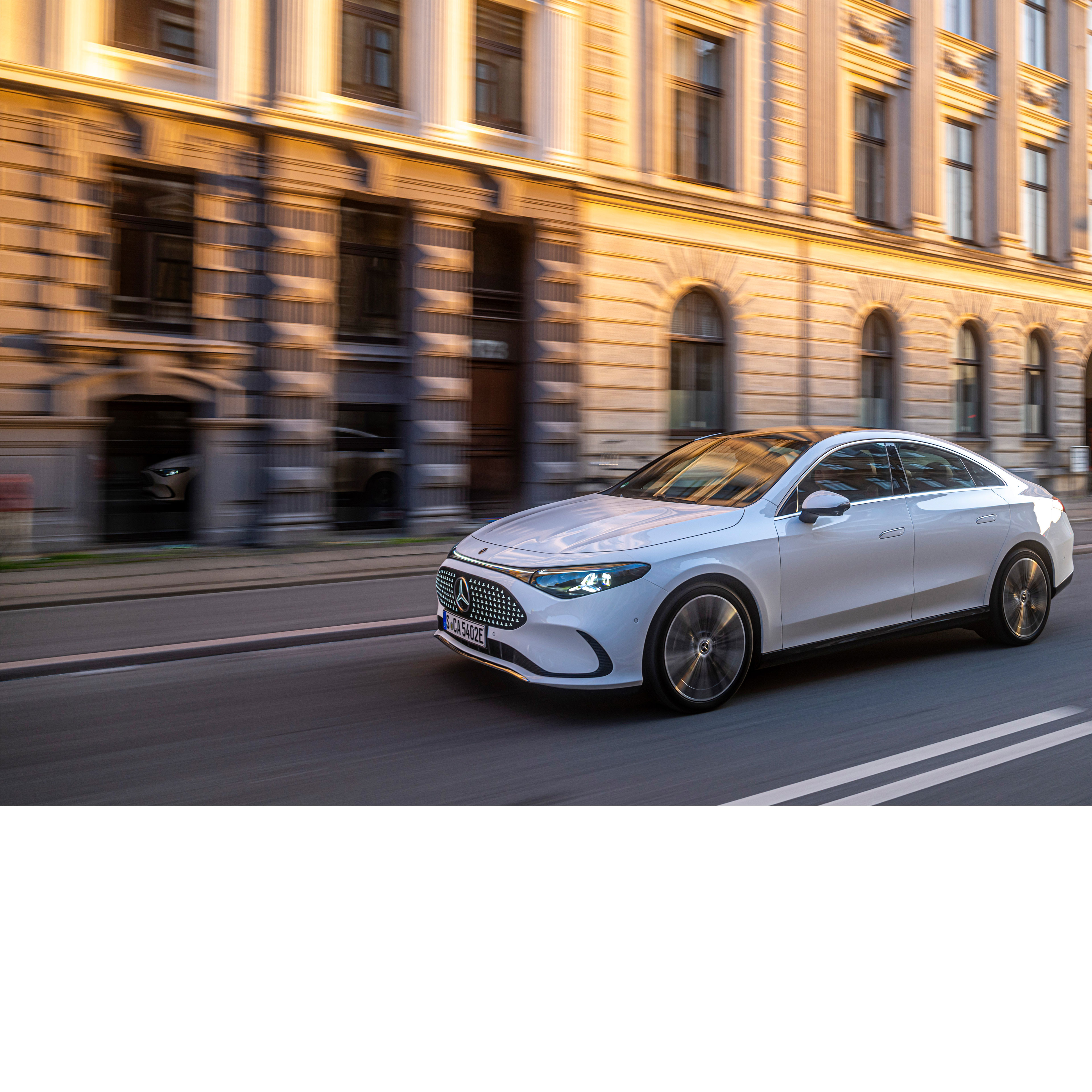 Sistemas de condução automatizada e assistência | Mercedes-Benz O volante e o display do condutor de um Mercedes-Benz.