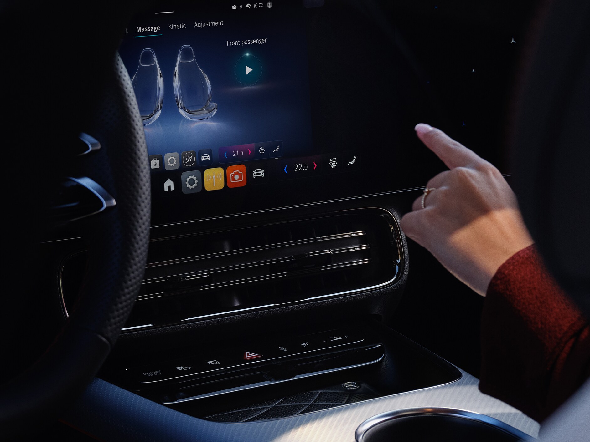 O sistema multimédia MBUX apresenta opções de personalização no interior de um automóvel Mercedes-Benz.