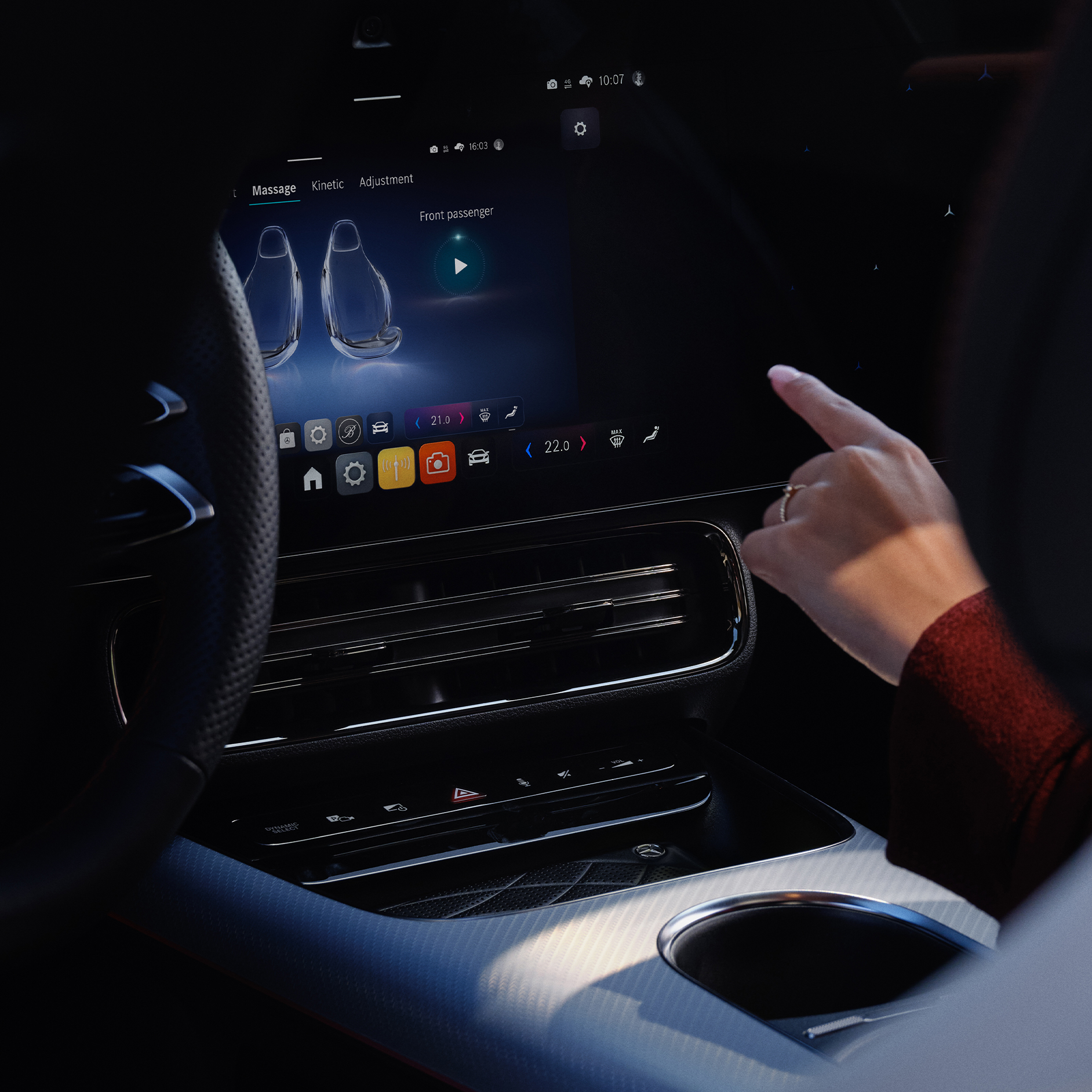 Personalização | Sistema multimédia MBUX | Mercedes-Benz O sistema multimédia MBUX apresenta opções de personalização no interior de um automóvel Mercedes-Benz.