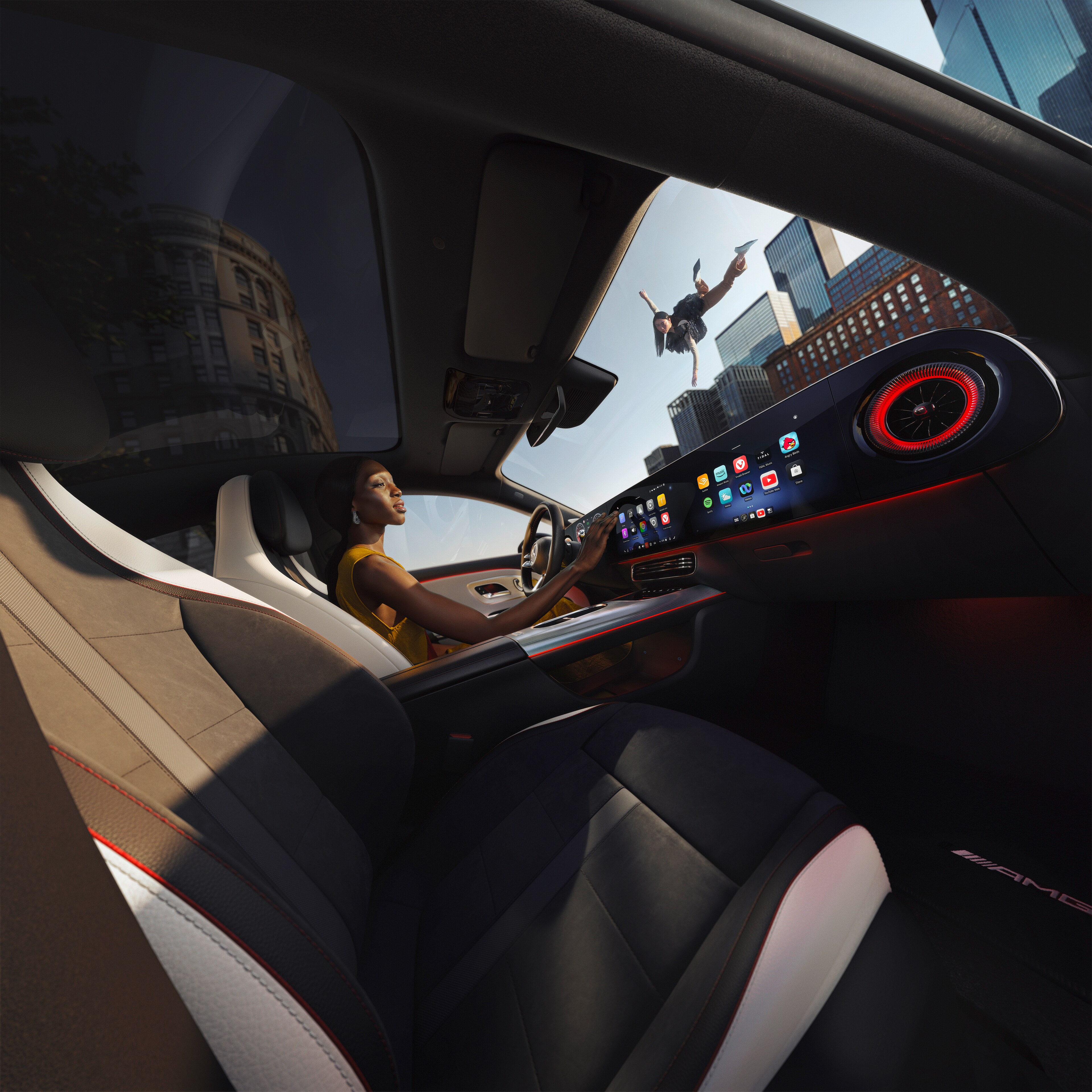 Vista interior do cockpit de um automóvel Mercedes-Benz com o sistema multimédia MBUX.