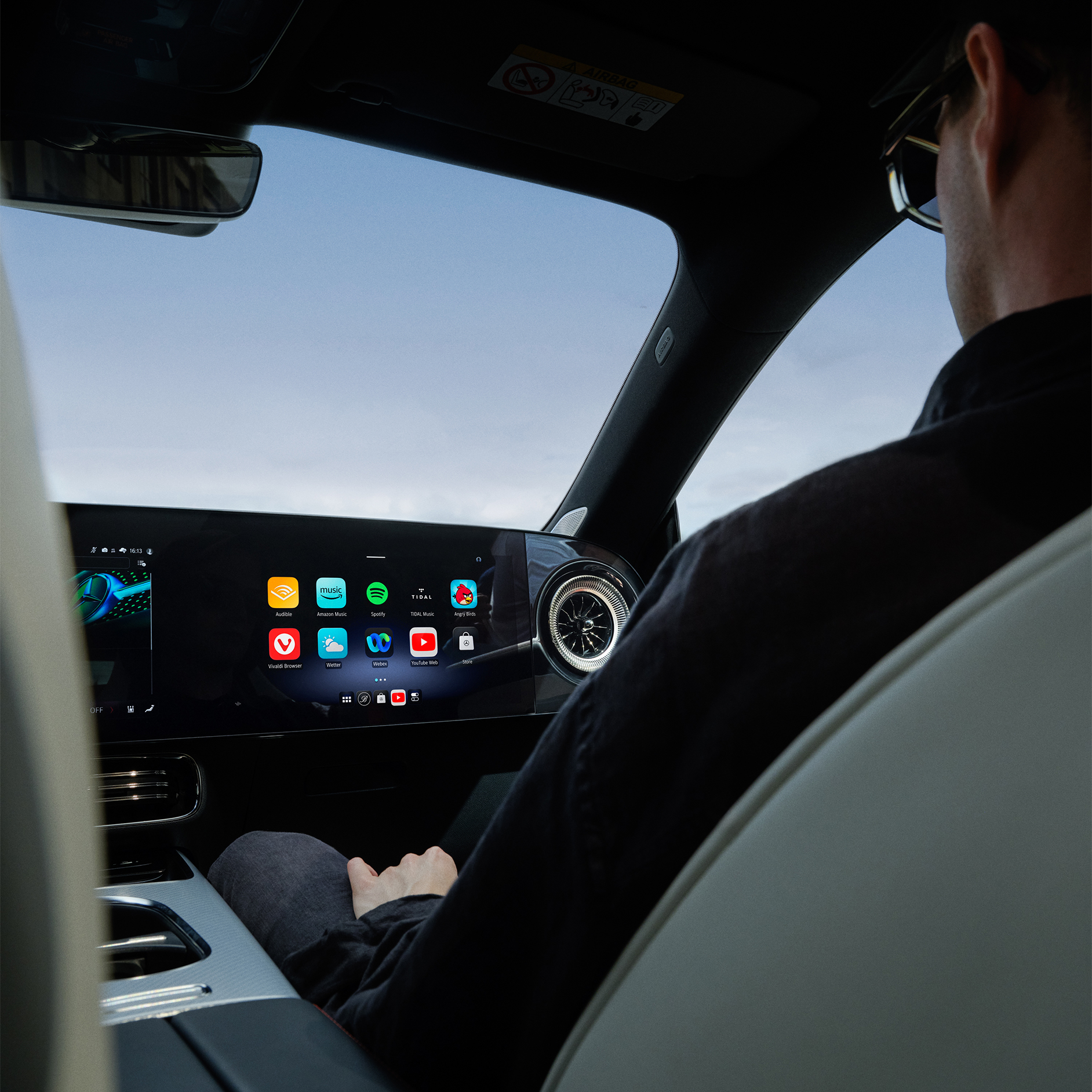 Assistência por voz | Sistema multimédia MBUX | Mercedes-Benz Vista interior do cockpit de um automóvel Mercedes-Benz com o sistema multimédia MBUX.