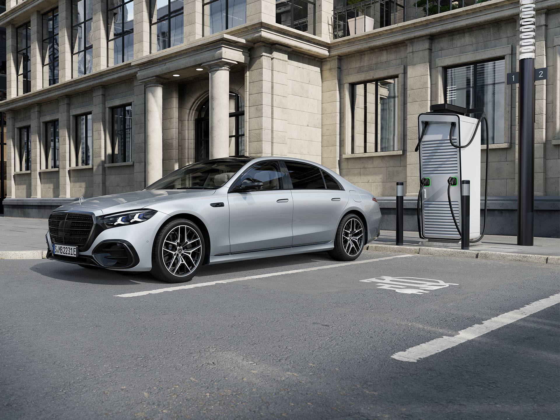 Incentivos | Híbridos plug-in | Mercedes-Benz O Mercedes-Benz Classe S Sedan Longo híbrido plug-in, visto de perfil a sete oitavos, estacionado num parque de estacionamento junto a uma estação de carregamento.