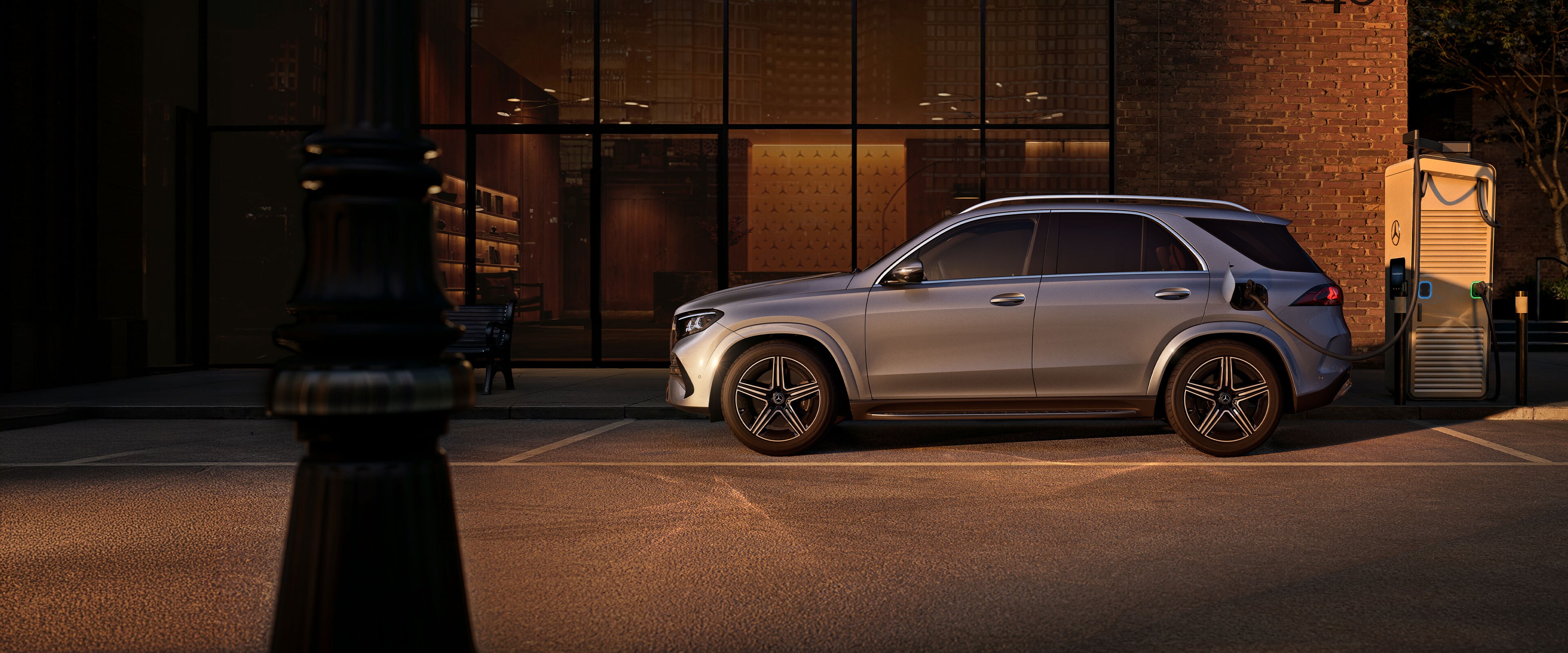 O SUV Mercedes-Benz GLE numa foto lateral em frente a uma casa grande.