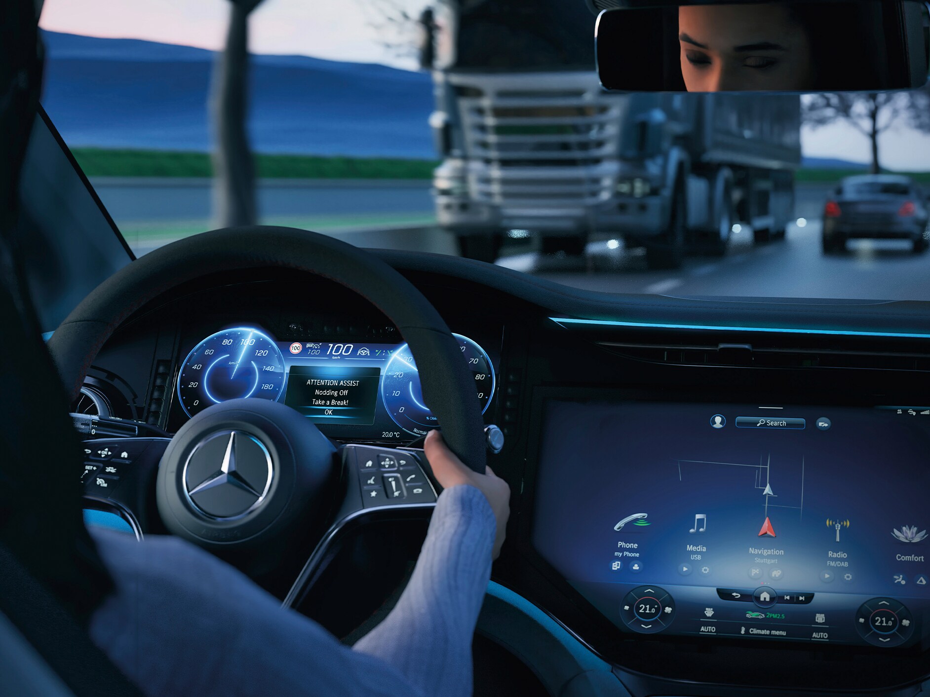 Vista interior do cockpit de um automóvel Mercedes-Benz.