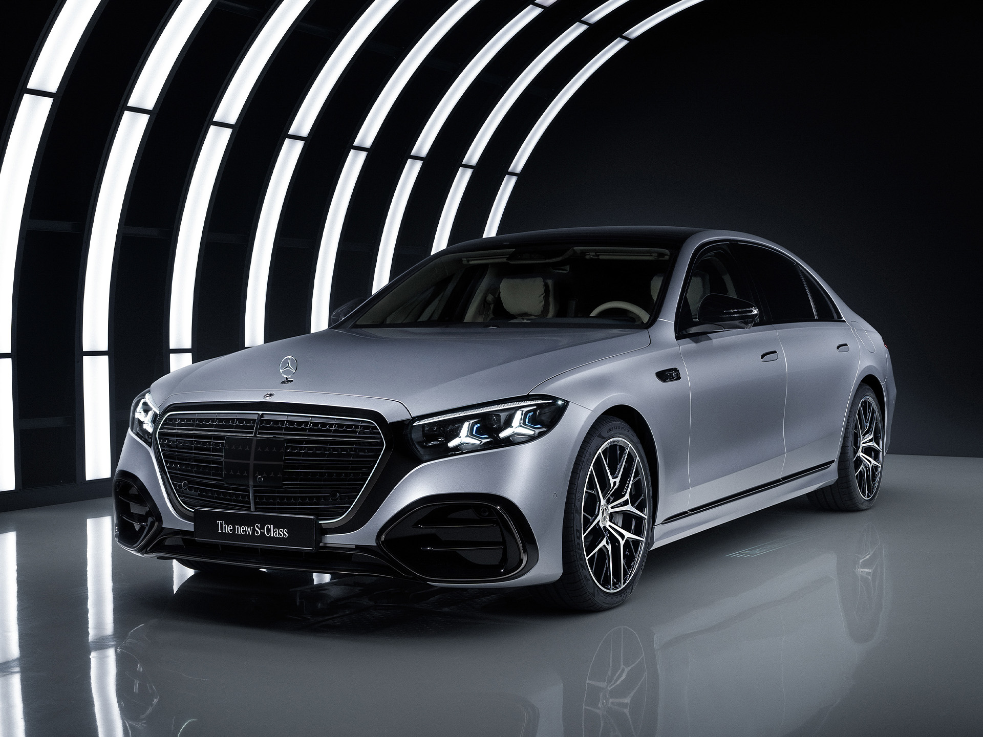 Tecnologia que se preocupa | Segurança | Mercedes-Benz O Mercedes-Benz Classe S num estúdio com um arco iluminado.
