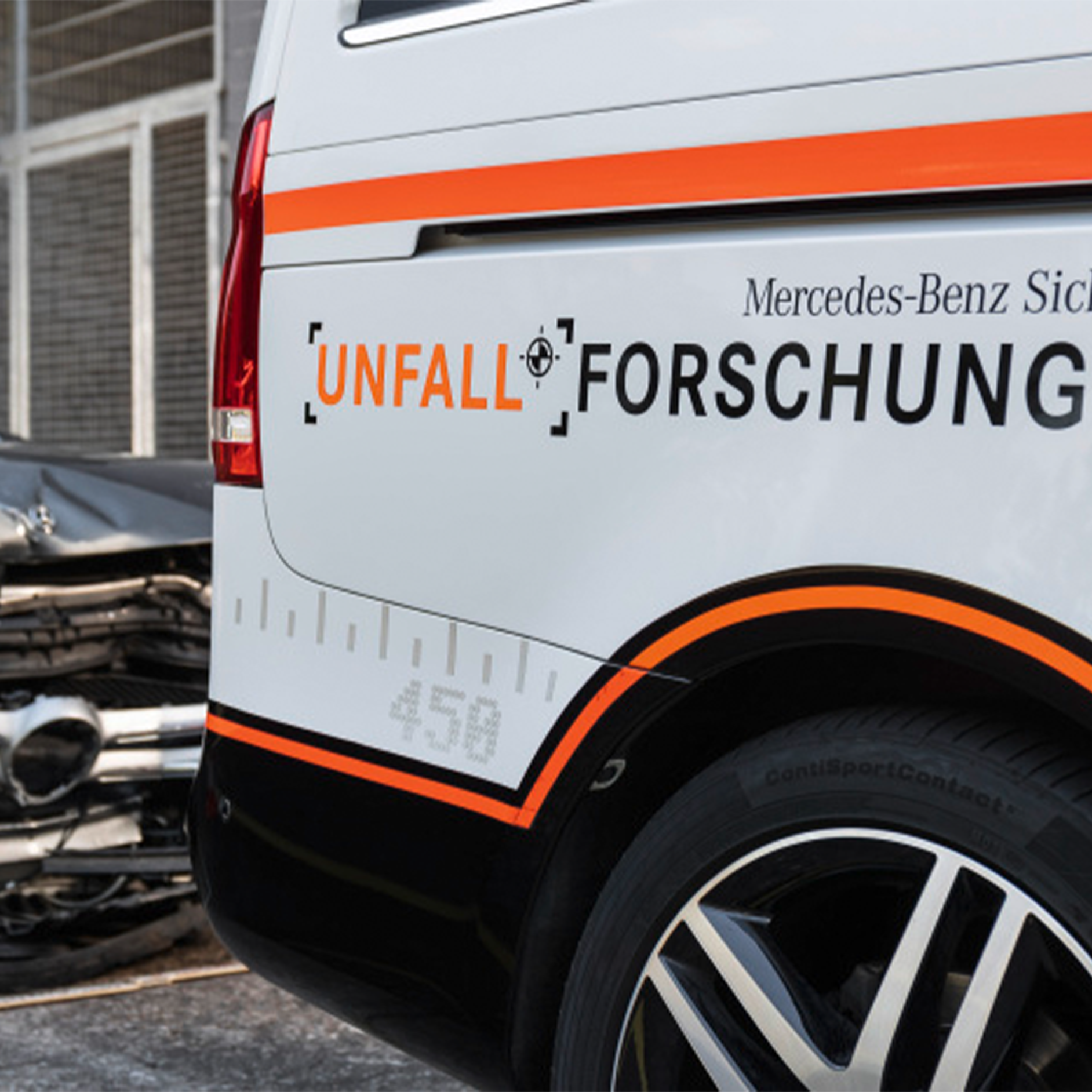 Análise de acidentes reais | Segurança | Mercedes-Benz Automóvel Mercedes-Benz com a menção “Accident research” (Investigação de acidentes) impressa na parte lateral.
