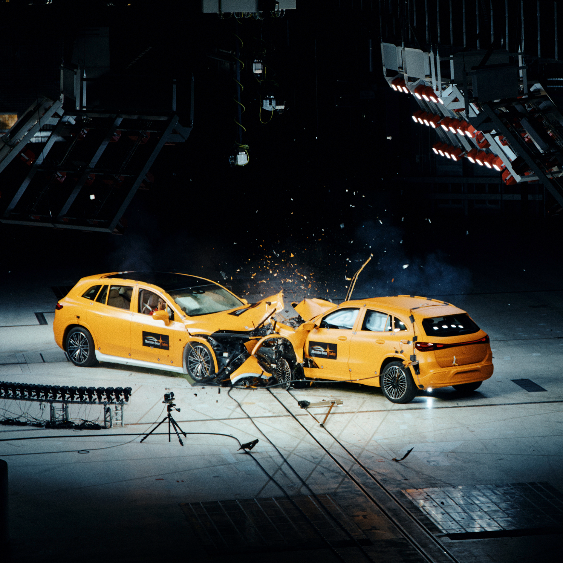 A segurança não é uma questão de tecnologia da cadeia cinemática | Segurança | Mercedes-Benz Colisão frontal entre dois automóveis Mercedes-Benz captada por câmaras de testes de colisão.