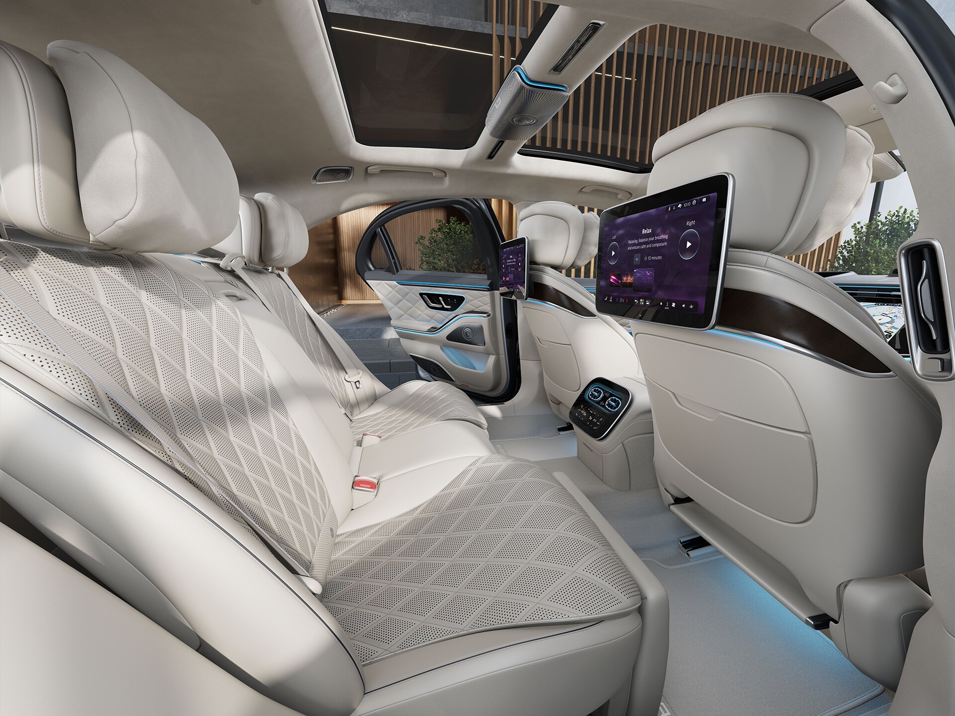Vista interior de um automóvel Mercedes-Benz.