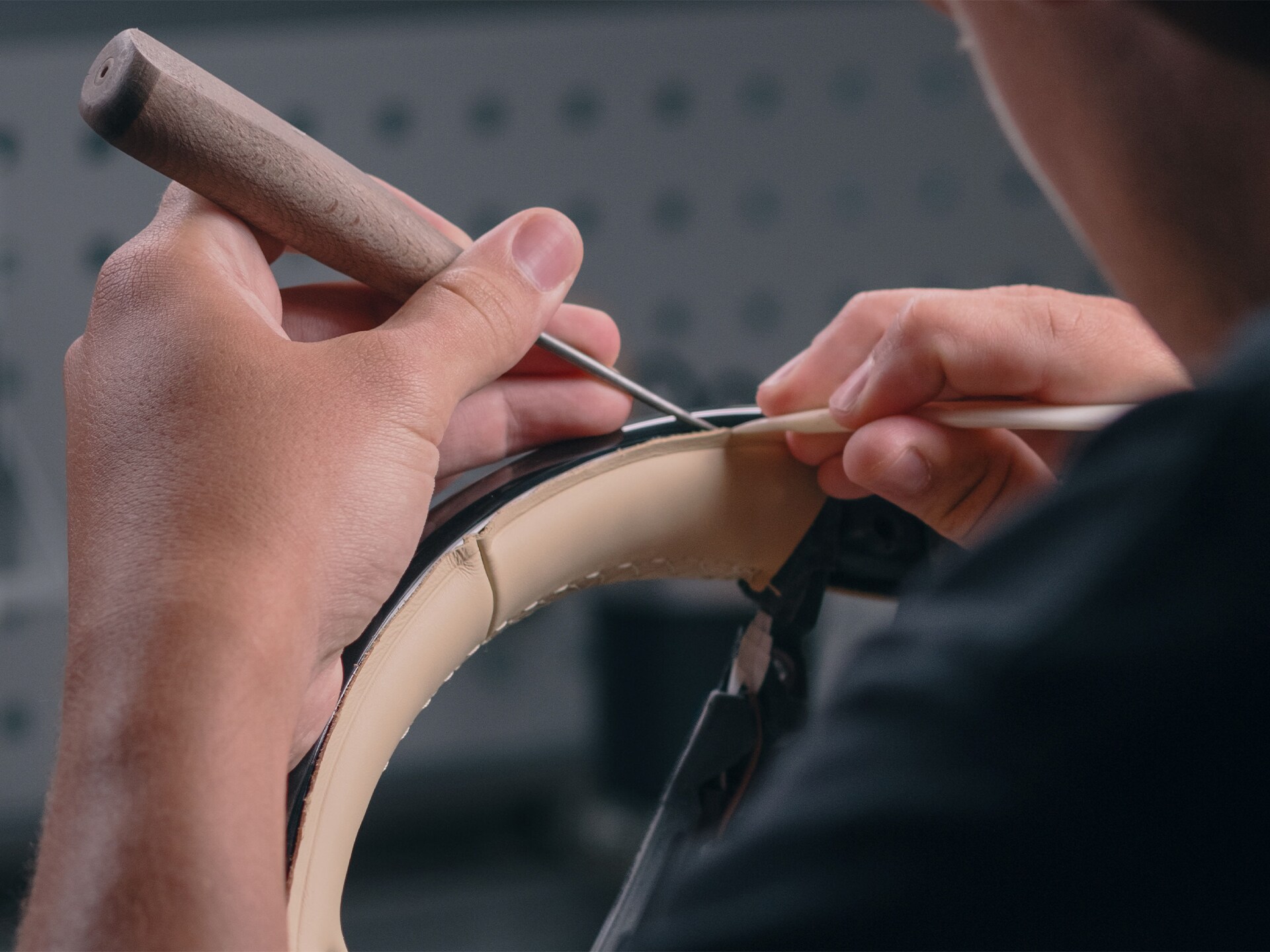 Perícia artesanal MANUFAKTUR num volante Mercedes-Benz.