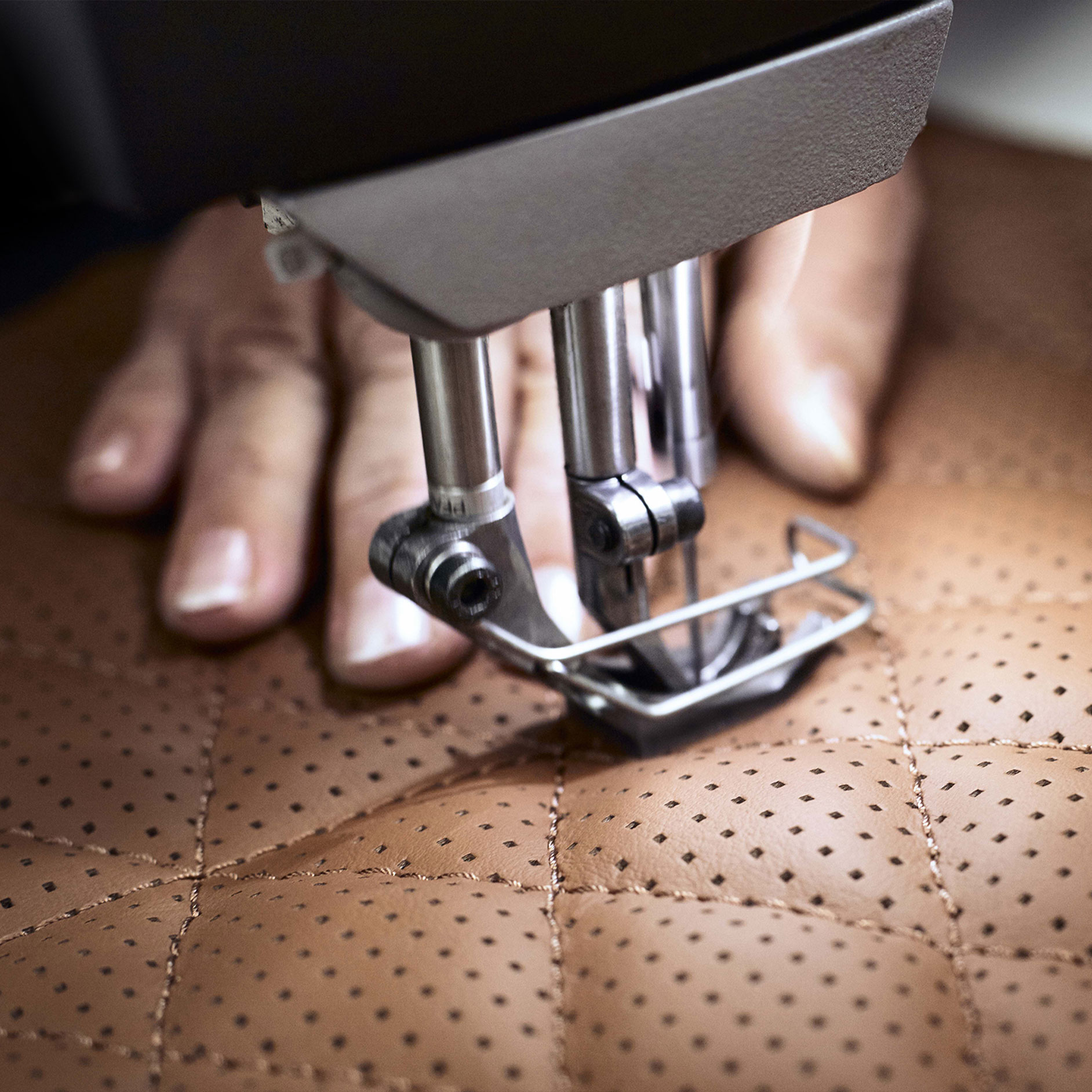 O tecido MANUFAKTUR com a estrela Mercedes-Benz é processado à mão. O tecido MANUFAKTUR com a estrela Mercedes-Benz é processado à mão.