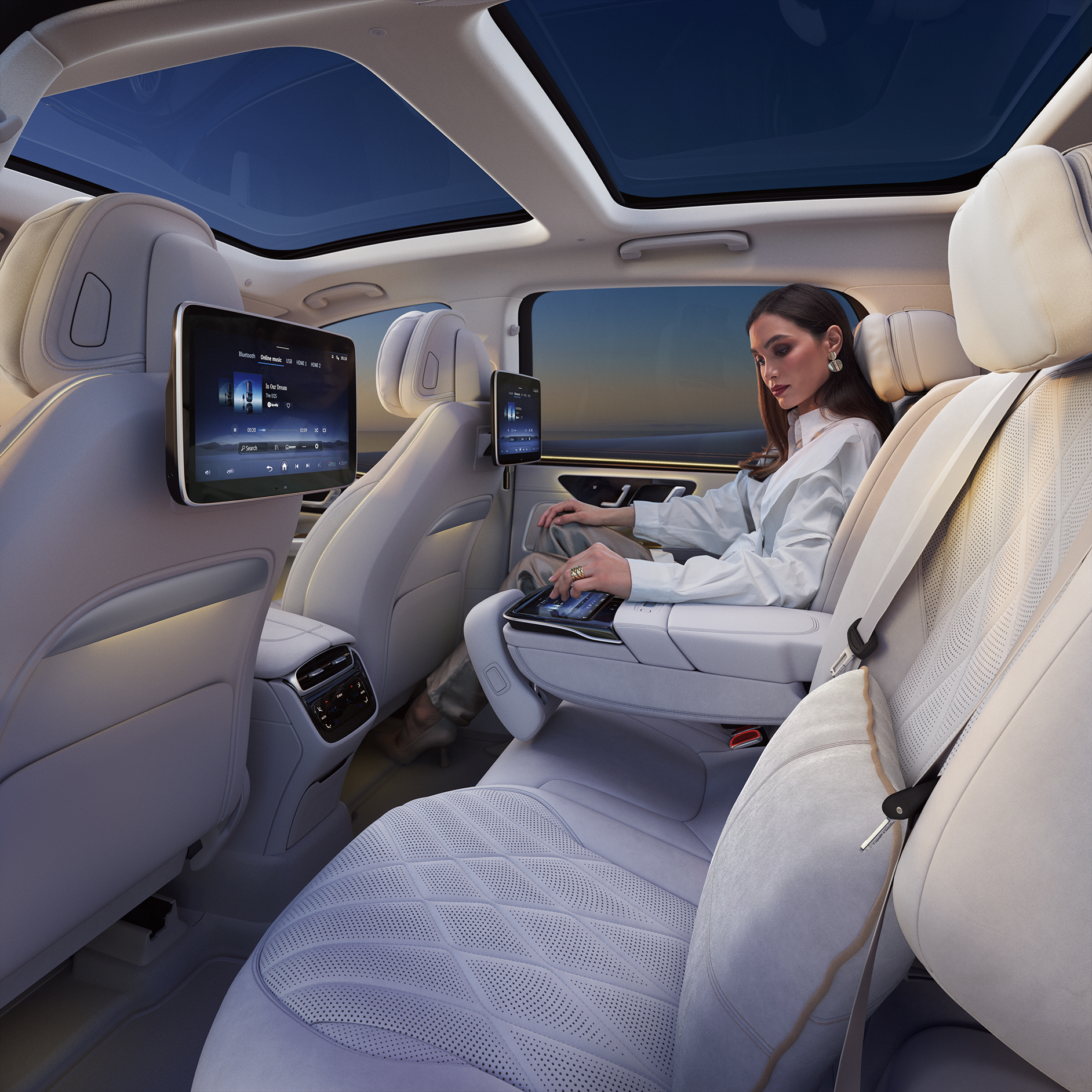 Interior do espaço traseiro de um Mercedes-Benz EQS SUV. Interior do espaço traseiro de um Mercedes-Benz EQS SUV.