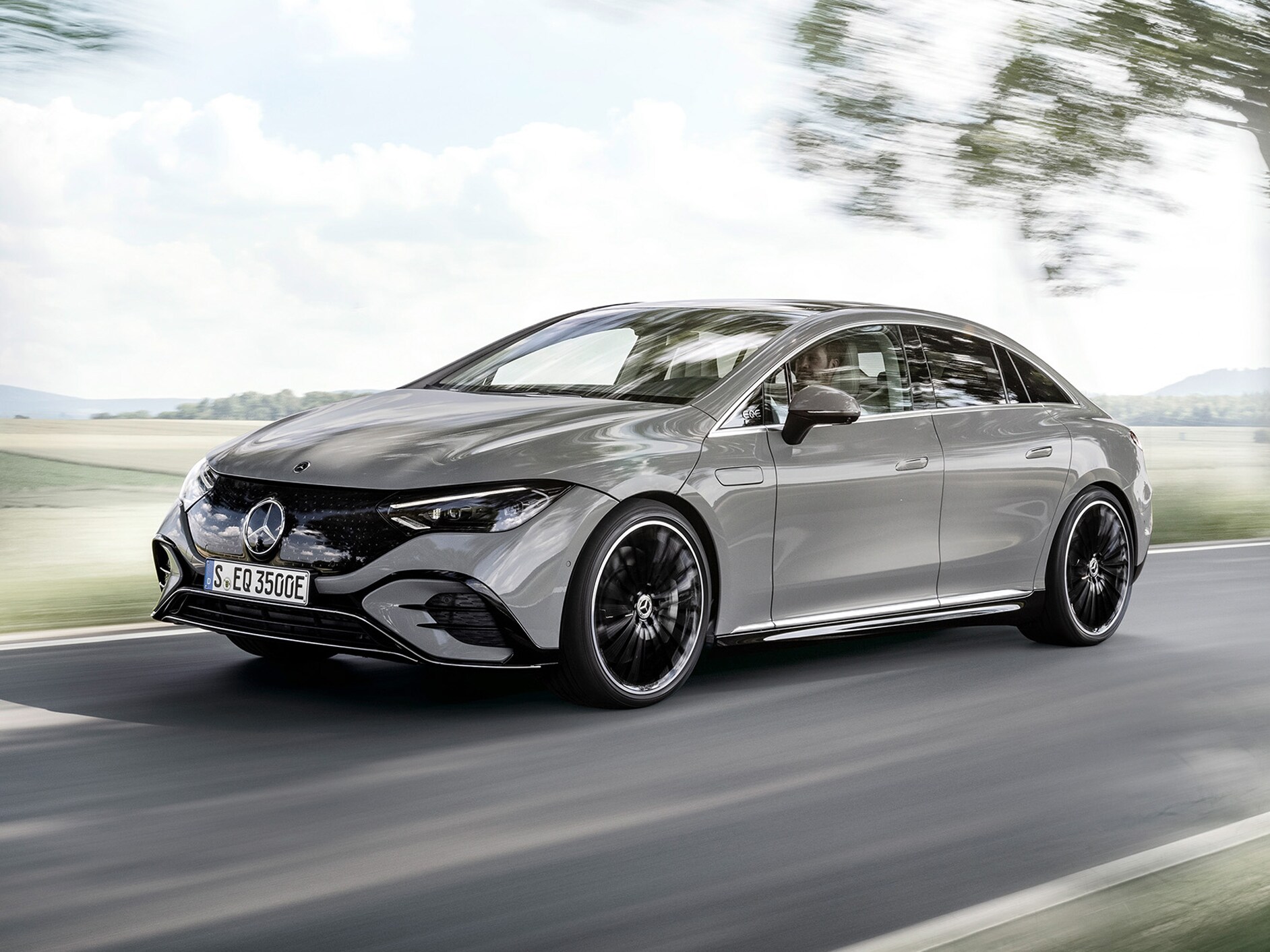 Vista frontal do Mercedes-Benz EQS Limousine.